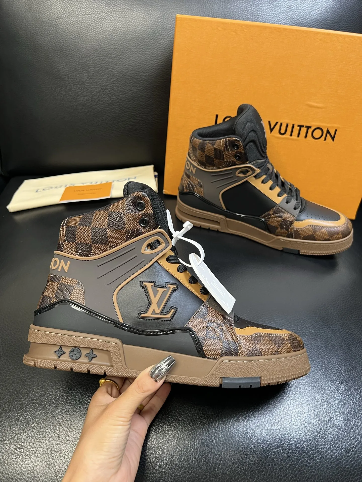 P520 Lv 高品质 顶级工艺品 路易威登,专柜同步,鞋面意大利进口,高品质拼接缤纷色彩复杂工艺品,进口水染牛皮垫网里柔软舒适,鞋底:原厂特供原版底,TPU独家活动成型底超级舒适,原厂跟单货,欢迎对比,码数 38-44 (订做45 )