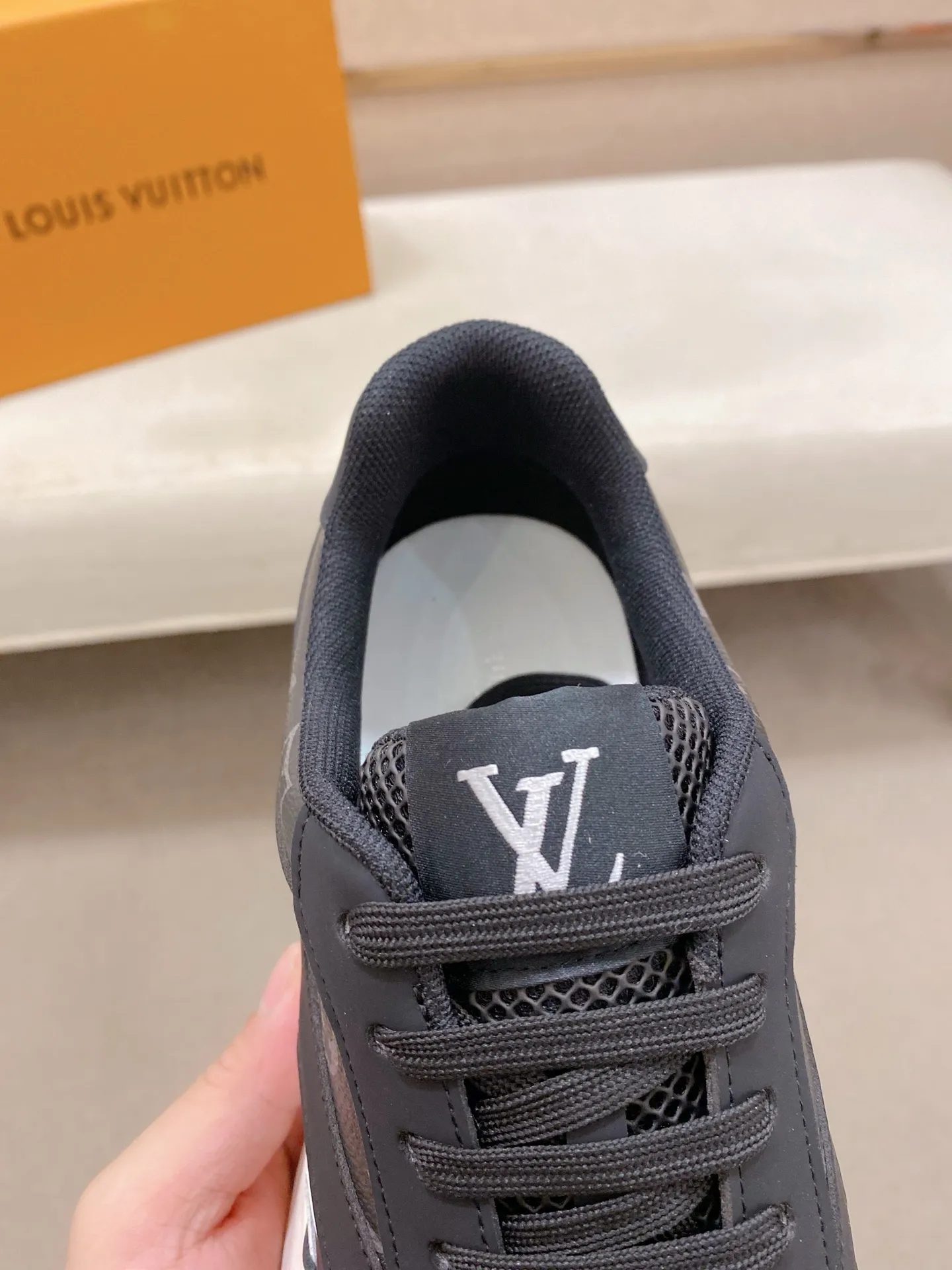工厂价 241💰Louis Vuitton(路易威登/LV)顶级🔍🔍新款专柜同步发售，鞋面🇮🇹意大利进口头层牛皮，全进口网布透气内里💪💪，完全1⃣️比1⃣️复刻🇮🇹💪💪，⚠鞋底：原厂特供原版底，独家活动成型底超级舒适，⚠原厂跟单货，🔍🔍高品质，可随意进出专柜，欢迎对比⚠。码数:38-44。可订做45不退换！