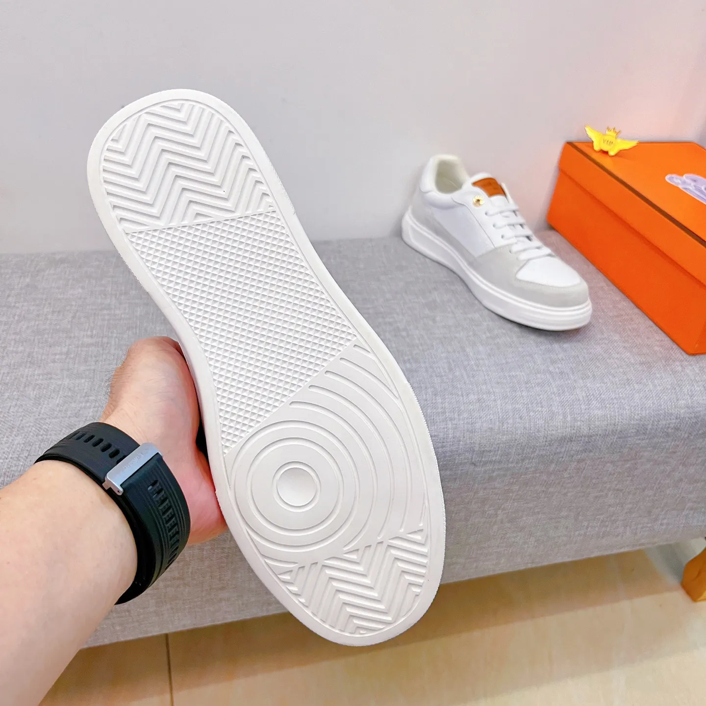 🚘🚘工厂批 220💰【 LV 】🔥路易威登 男鞋高端品牌 官网1：1最新力作：鞋面采用意大利进口头层牛皮搭配舒适透气内里➕原版防滑耐磨大底制作🔥，让行走更加便捷舒适！独家新款，惊世之作，与官方的质量相比美的1：1复刻[色]！打造时尚个性衬托你的与众不同！潮男必备!经典🔥尺码:38-44 颜色： 🔥 2⃣️色可选🔥。