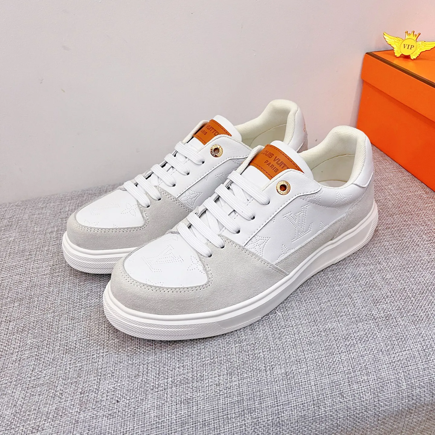 🚘🚘工厂批 220💰【 LV 】🔥路易威登 男鞋高端品牌 官网1：1最新力作：鞋面采用意大利进口头层牛皮搭配舒适透气内里➕原版防滑耐磨大底制作🔥，让行走更加便捷舒适！独家新款，惊世之作，与官方的质量相比美的1：1复刻[色]！打造时尚个性衬托你的与众不同！潮男必备!经典🔥尺码:38-44 颜色： 🔥 2⃣️色可选🔥。