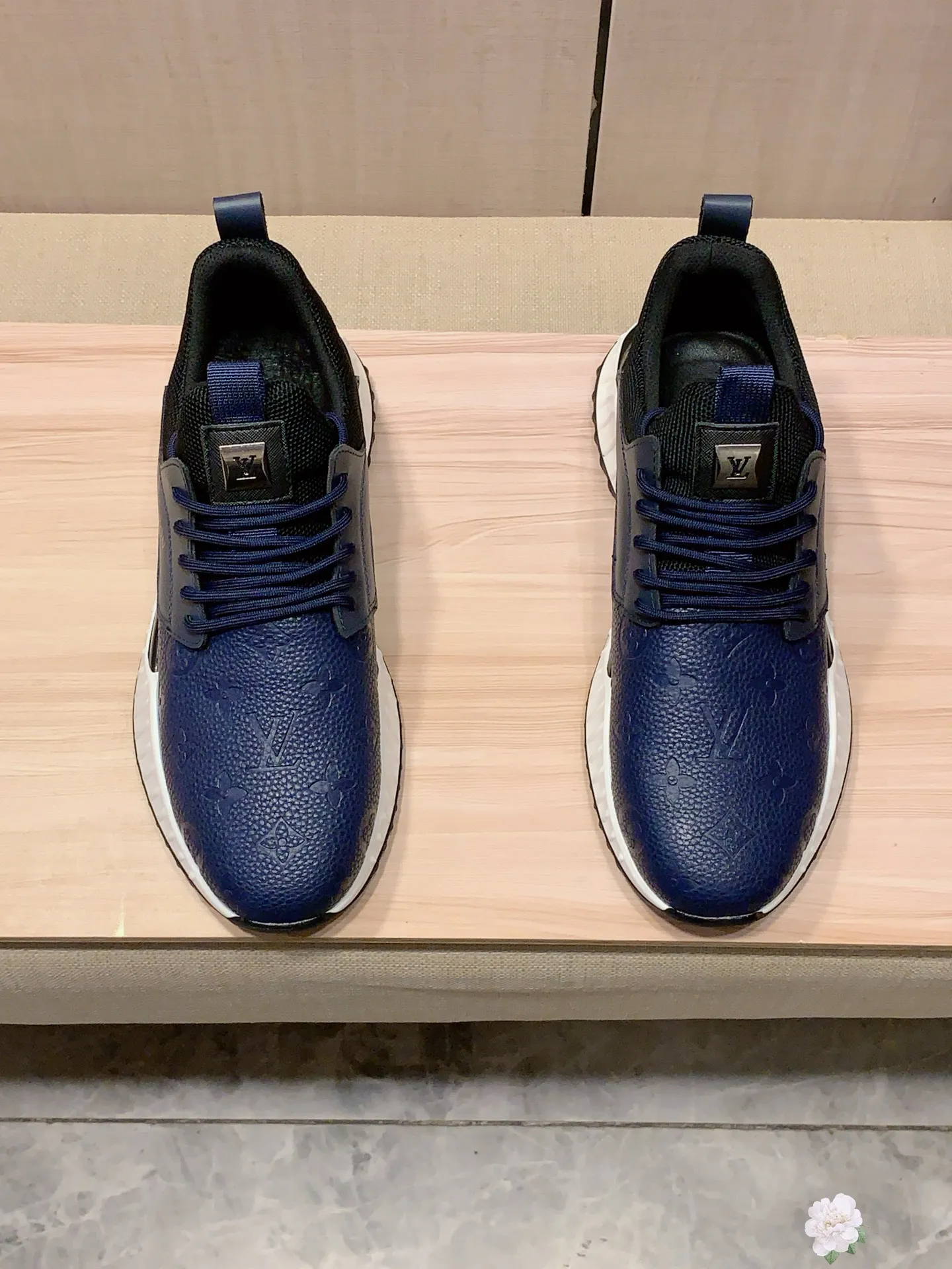 新款: 厂价:221💰💰🎩🎩[闪电][闪电] 《 LV* 》最新&bull;爆款休闲鞋，顶端品牌[勾引]奢侈～代购，顶级～质量。[强]鞋面選用进口透气牛皮搭配材质➕透气羊皮垫脚（&bull;）精细做工。原版个性时尚柔软橡膠耐磨防滑大底，上脚轻巧舒适，实物拍摄🎬實物更好看，011:码: 38-44，3️⃣色入选