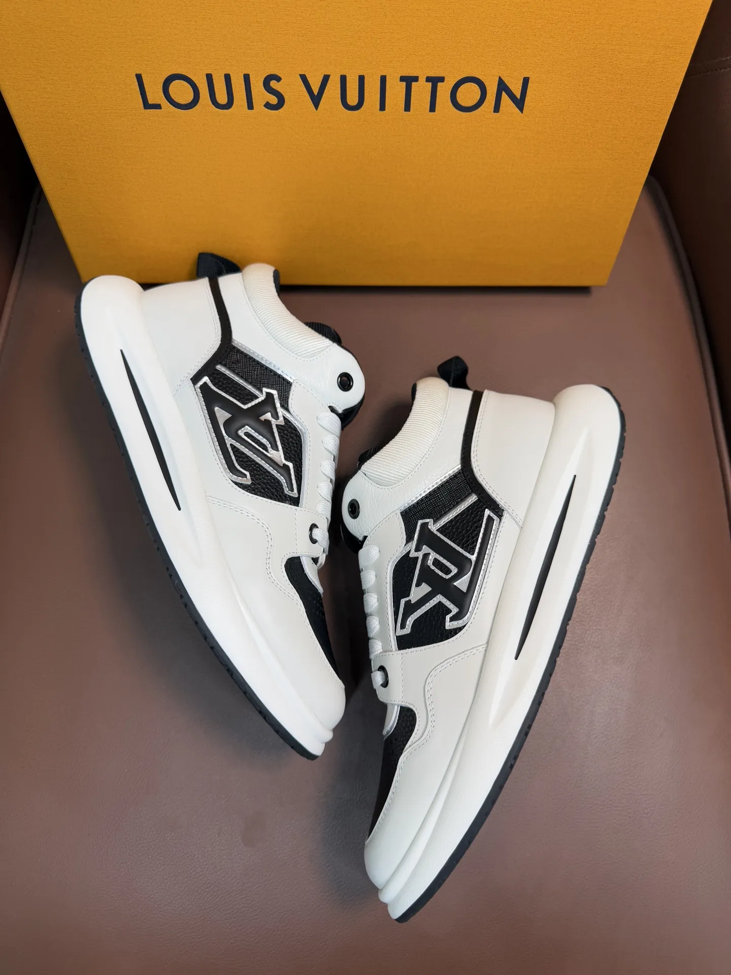 💰400 Lv 顶级代购路易威登，中帮运动鞋专柜同步，鞋面意大利进口，高品质拼接 缤纷色彩复杂工艺品，进口网布里垫柔软舒适，鞋底：原厂特供原版底，TPU独家活动成 型底超级舒适，原厂跟单货，高品质，可随意进出专柜，欢迎对比，码数39-44（订 做 45）