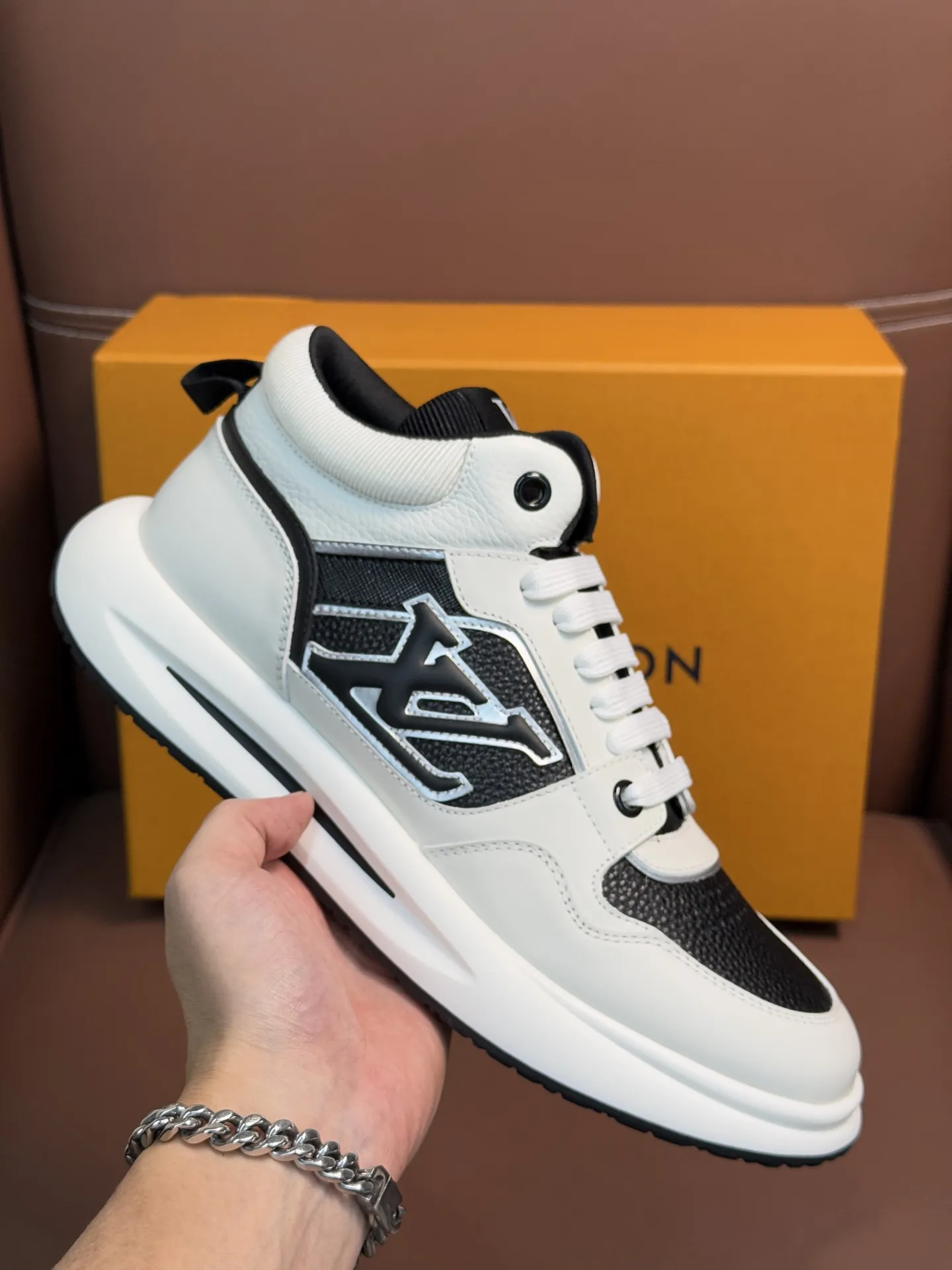 💰400 Lv 顶级代购路易威登,中帮运动鞋专柜同步,鞋面意大利进口,高品质拼接 缤纷色彩复杂工艺品,进口网布里垫柔软舒适,鞋底:原厂特供原版底,TPU独家活动成 型底超级舒适,原厂跟单货,高品质,可随意进出专柜,欢迎对比,码数39-44(订 做 45)