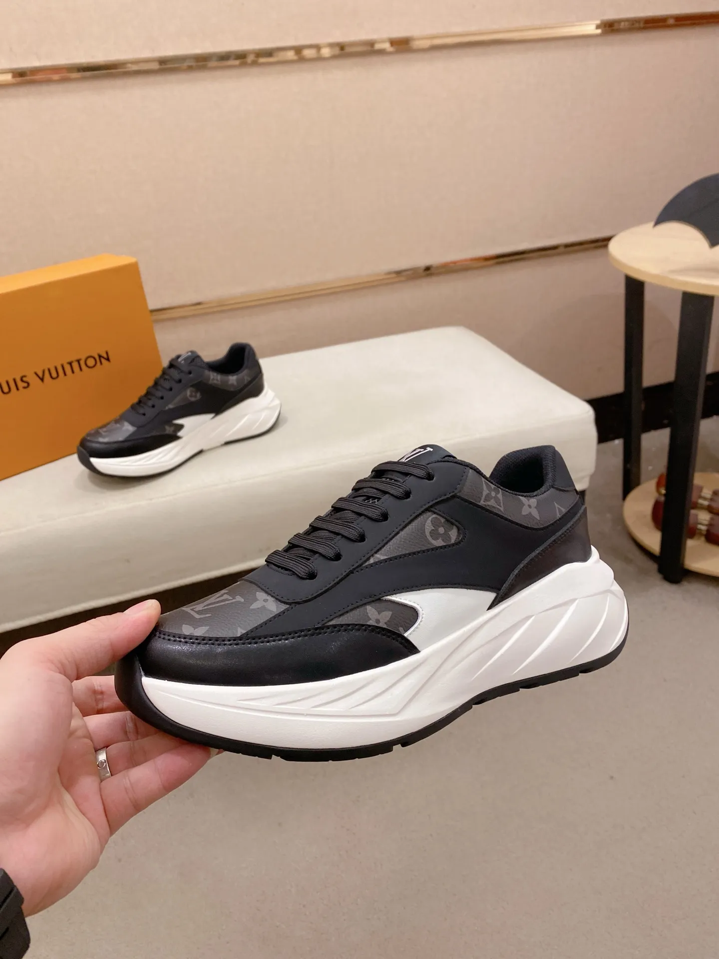 工厂价 241💰Louis Vuitton(路易威登/LV)顶级🔍🔍新款专柜同步发售,鞋面🇮🇹意大利进口头层牛皮,全进口网布透气内里💪💪,完全1⃣️比1⃣️复刻🇮🇹💪💪,⚠鞋底:原厂特供原版底,独家活动成型底超级舒适,⚠原厂跟单货,🔍🔍高品质,可随意进出专柜,欢迎对比⚠。码数:38-44。可订做45不退换!