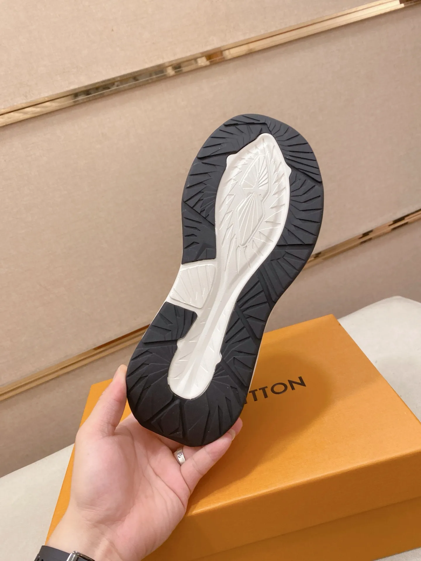 工厂价 241💰Louis Vuitton(路易威登/LV)顶级🔍🔍新款专柜同步发售,鞋面🇮🇹意大利进口头层牛皮,全进口网布透气内里💪💪,完全1⃣️比1⃣️复刻🇮🇹💪💪,⚠鞋底:原厂特供原版底,独家活动成型底超级舒适,⚠原厂跟单货,🔍🔍高品质,可随意进出专柜,欢迎对比⚠。码数:38-44。可订做45不退换!