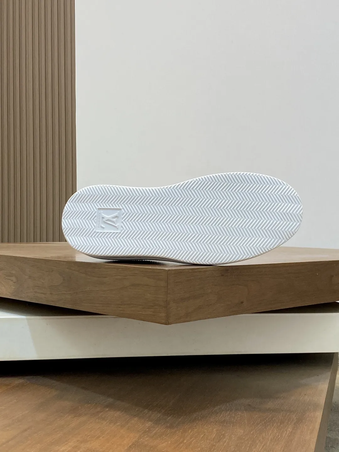 💰210 ••新品•• 2025FW•LV TRAINER 烫钻满天星💎复古运动鞋!Lou* V~原单正品货!原版进口顶级反绒牛皮•烫印进口捷克钻💠织物网眼内里垫脚➕原版TPU组合鞋底~套楦工艺•舒适耐穿! Size:38-45 46定制