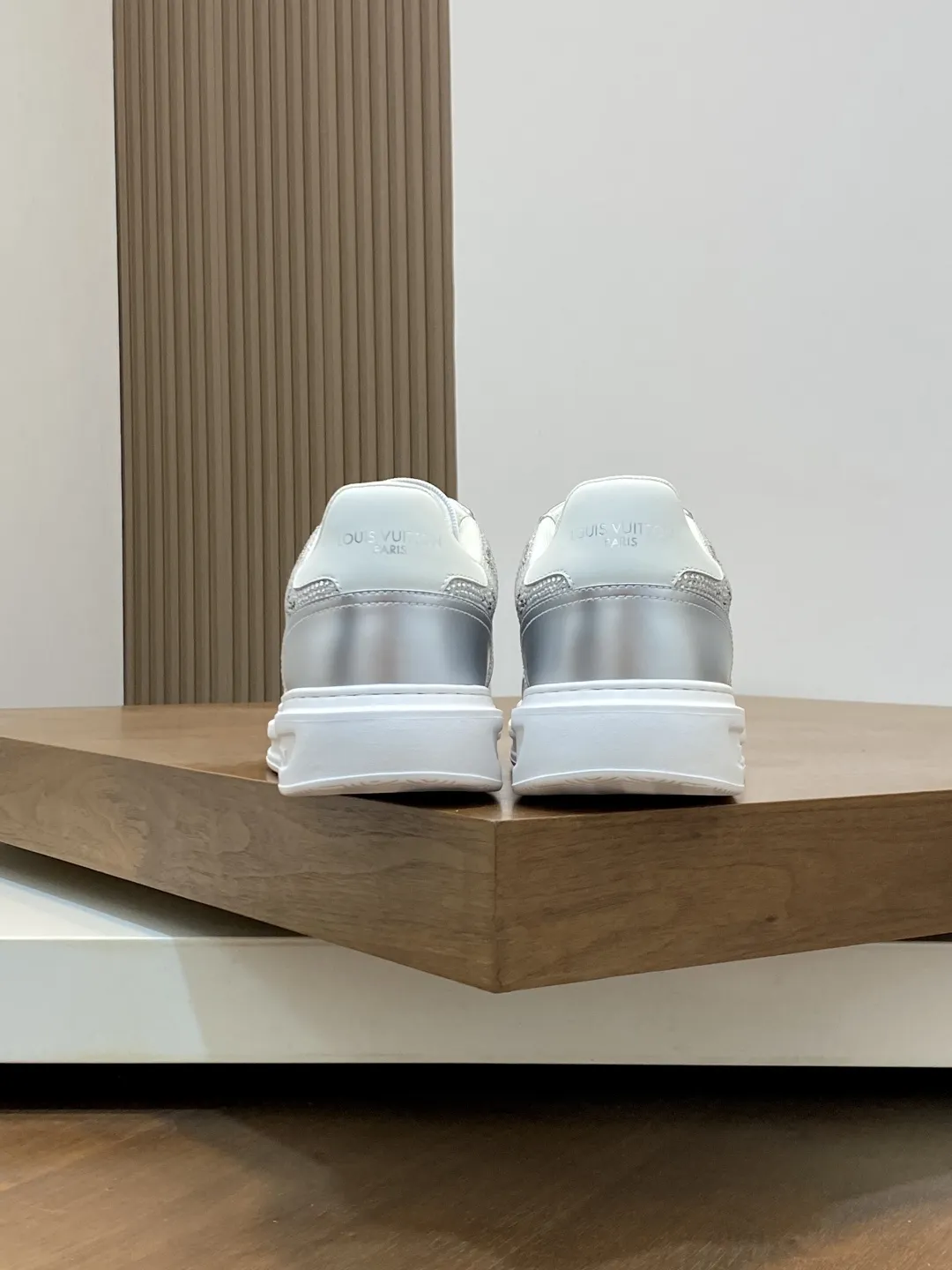 💰210 &bull;&bull;新品&bull;&bull; 2025FW&bull;LV TRAINER 烫钻满天星💎复古运动鞋！Lou* V～原单正品货！原版进口顶级反绒牛皮&bull;烫印进口捷克钻💠织物网眼内里垫脚➕原版TPU组合鞋底～套楦工艺&bull;舒适耐穿！ Size：38-45 46定制