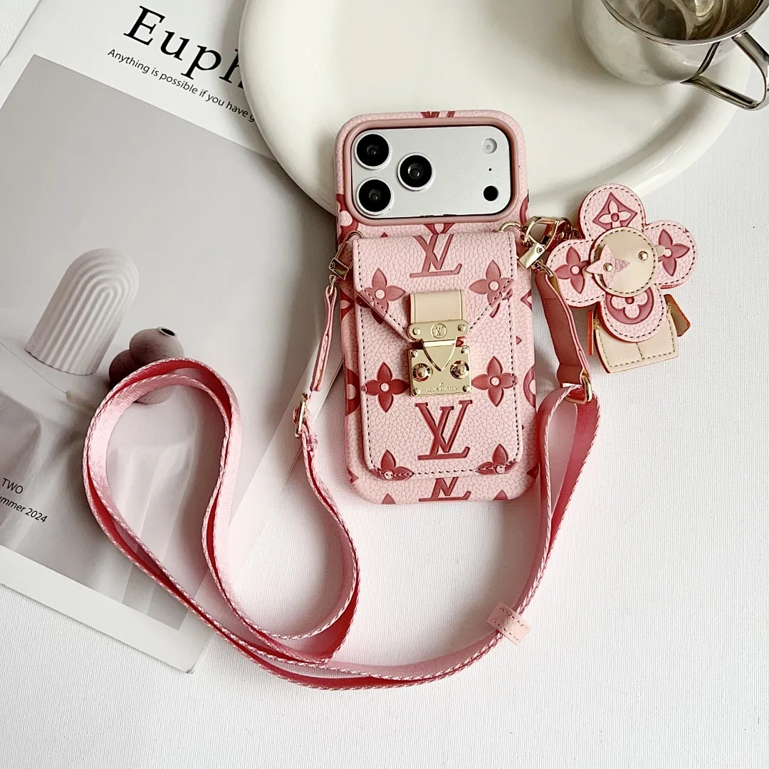 L款压花邮差卡包(带挂件)