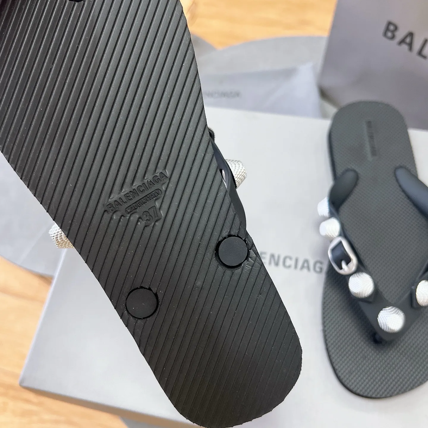 工厂价💰150元 Balenciaga 巴黎世家网红圆头铆钉松糕包头镂空透气扣带厚底沙滩凉拖, 情侣款《独家顶级版本》 ~巴黎世家 25vs春夏松糕厚底爆款凉拖系列… 在这个IN时代必备的拖鞋 明星同款松糕凉拖,原版铆钉2023春季新款黑马单品,海内外时尚博主纷纷上脚大秀,火遍海内外社交平台,时尚达人必入款,重金开模打造 匠心工艺,精准还原每个细节……35到41 ☀颜色:官网同步更新,