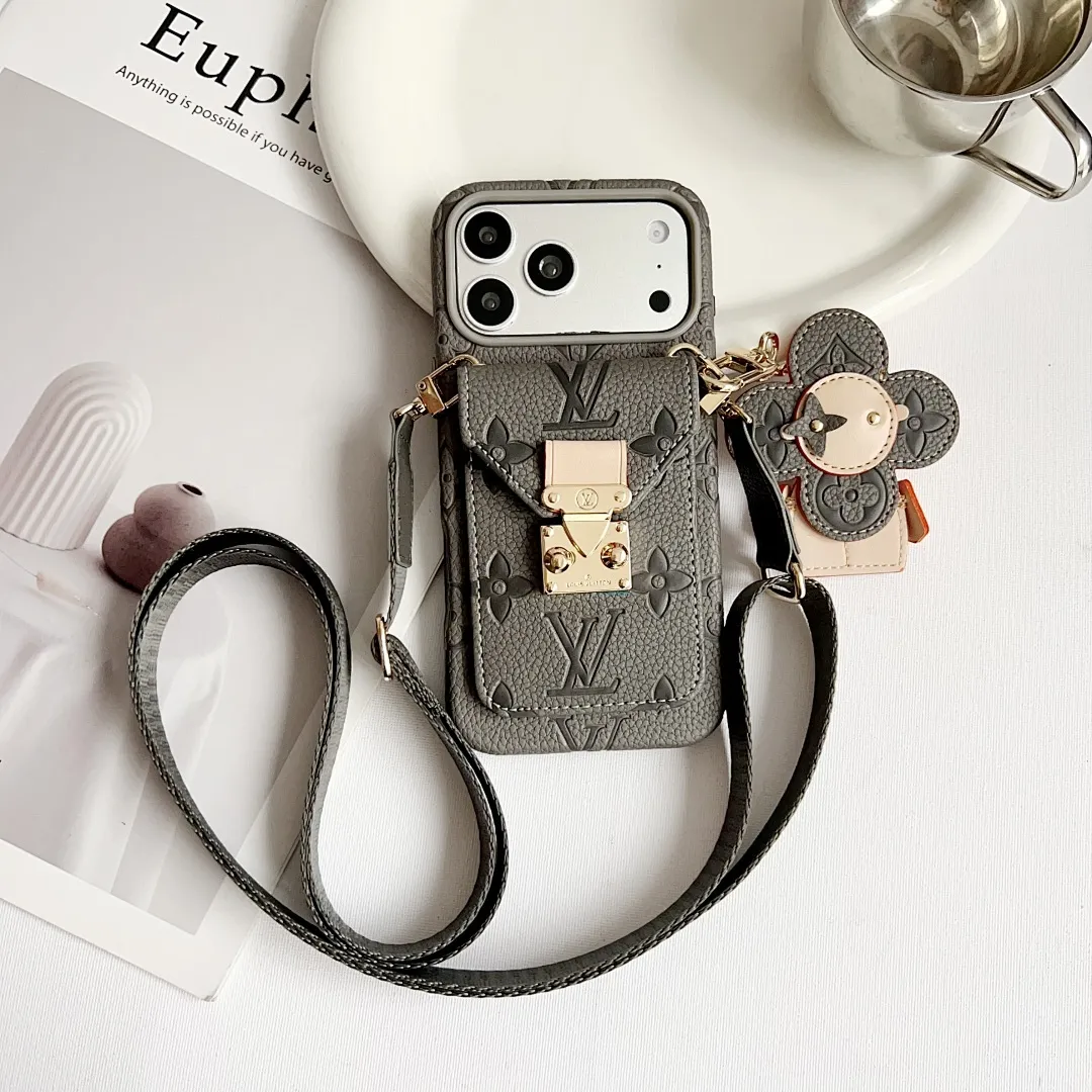 L款压花邮差卡包（带挂件）