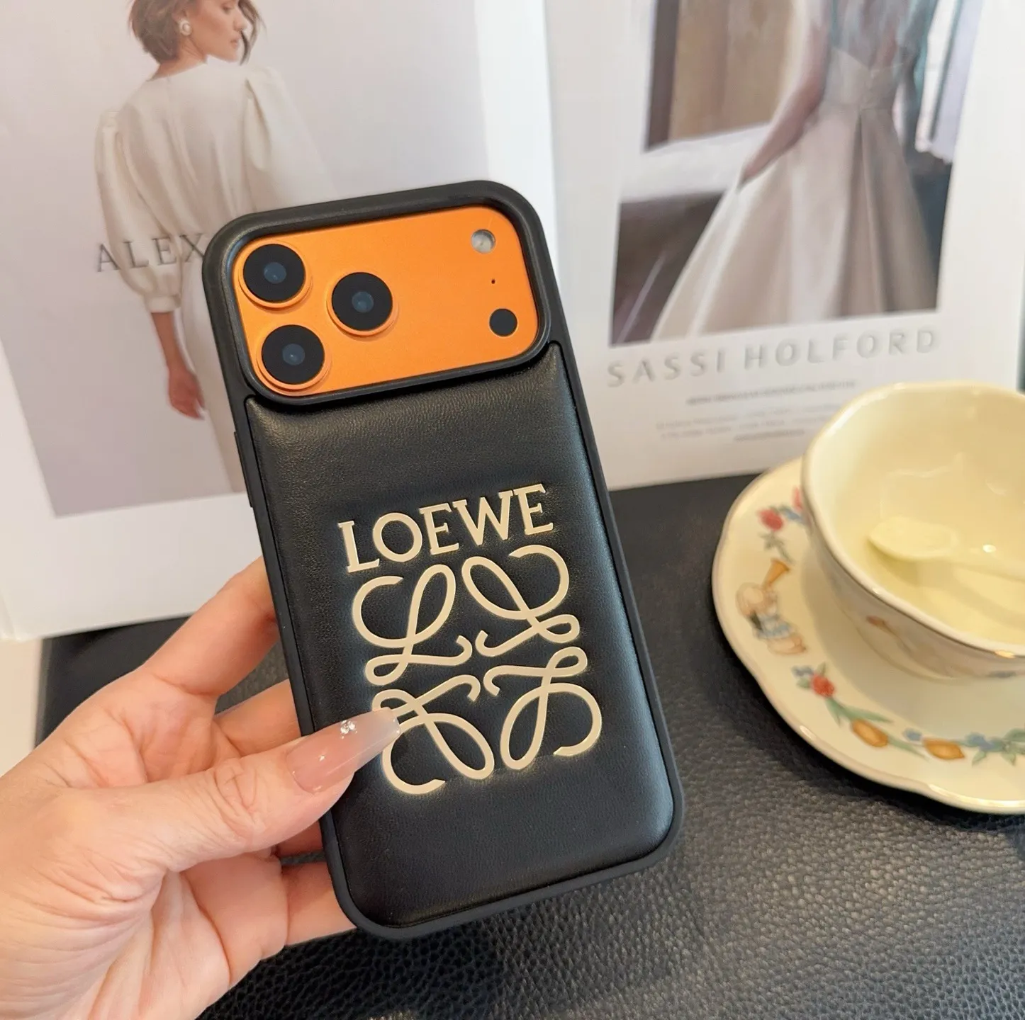 💰50 上新🎉🎉🎉🎉Loewe.罗意威手机壳 烫金全包壳 型号:为了不出现报错型号,请打开本机查看手机设置显示的型号⚠️⚠️⚠️ iPhone17系列更新 iphone17promax iPhone17pro iPhone17 iPhone16pro Max(6.9) iPhone16pro。 (6.3) iPhone16 (6.3) iPhone15pro max (6.7) iPhone15pro(6.1) iPhone15(6.1) 需定制型号(14/14pro/14pm/13pro,13/13promax)