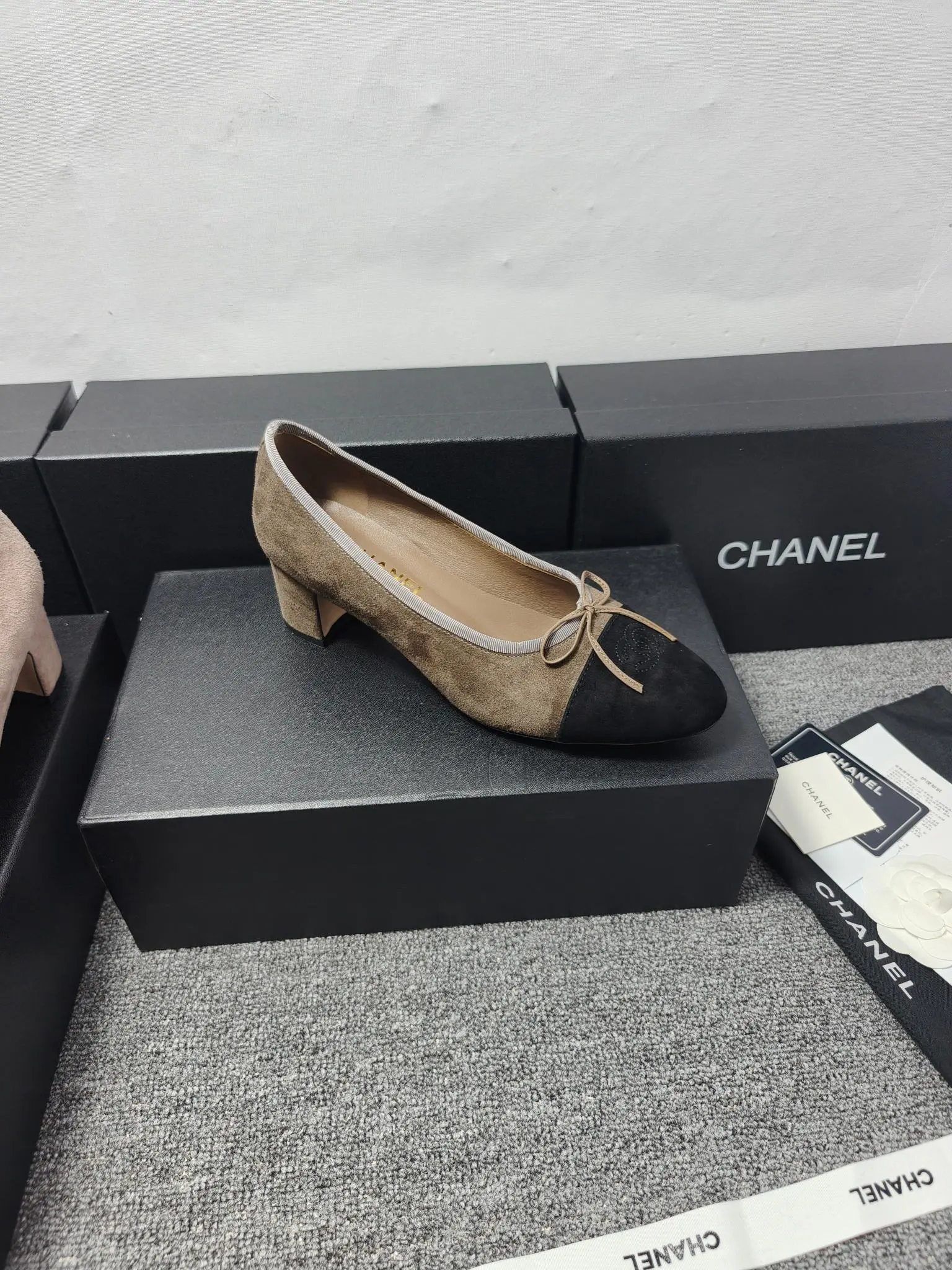 chan*l🔺经典slingback小香芭蕾舞鞋 就像coco香奈儿女士说的：流行稍纵即逝，但风格永存！这款鞋就是香家经典中的经典！双色搭配，简约精致，专柜里的万能长青款，永远不过时单品！ 面料：进口羊京 内里：进口羊皮内里 大底：意大利进口真皮底！ Size：35-40（34 40 41 42 定做） 出厂价：280