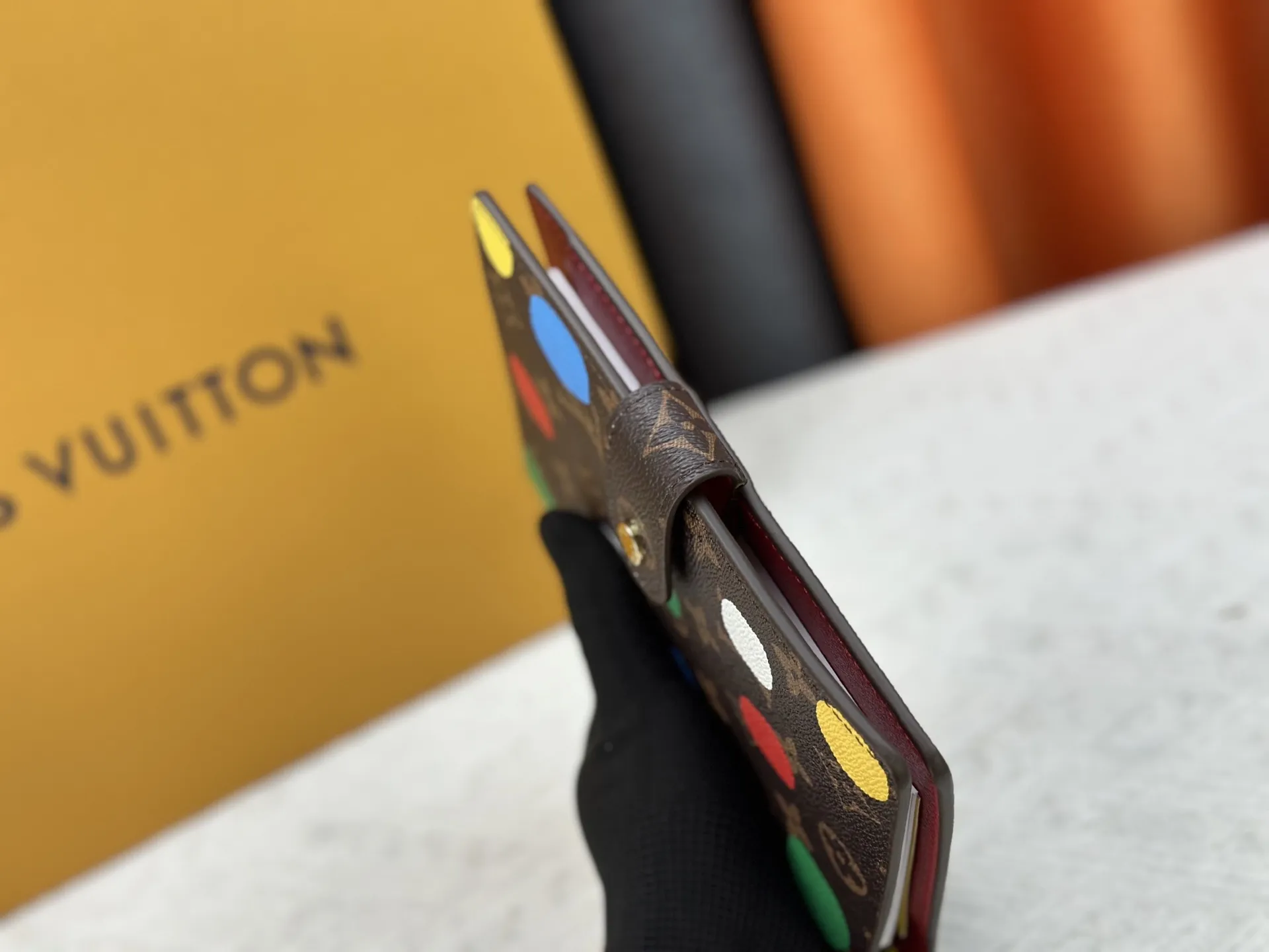 P80钱包 顶级原版💎【实物拍摄 自家背景】型号M20004-5❤️这款小型记事本封套以 Monogram帆布制造，可放三张信用卡，亦可作通讯册、笔记册或日历。 14 x 18 cm (长 x 高) - Epi皮革上压有精致的LV首字母，配以交织纹理皮革衬里- 按钮开合-2004 六环活页夹，三环为一组，内有六个信用卡夹层和两个内部隔层- 记事本内芯可单独购买