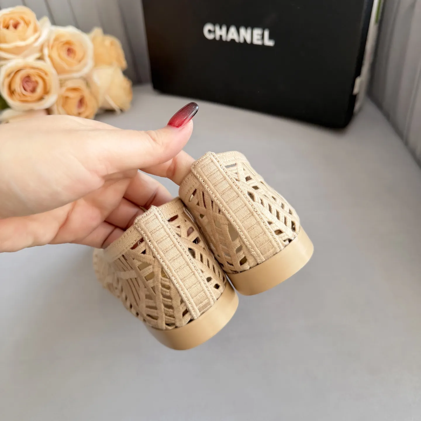 高版本小香家单鞋CHANE*｜，大爆款！🌞🌞🌞小香2025官网香奈儿秋冬秋鞋四季单鞋，系列新品乐福鞋满满的复古风 秀气的鞋型 看着就很讨喜，小圆头衬托脚也变得瘦瘦的，上脚给人就是一种年代的复古情怀鞋、欧美走秀新款，爆款产品💰280💰穿起来美腿.系列单鞋👍👍 1原版定制编制面 2原版羊皮内里鞋垫 3大底:原板真皮大底. 4码数35-41（40 41定做不退换）