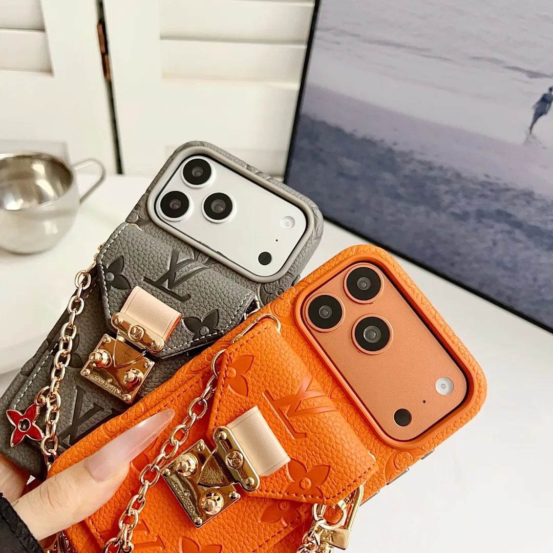 L款压花邮差卡包（带挂件）