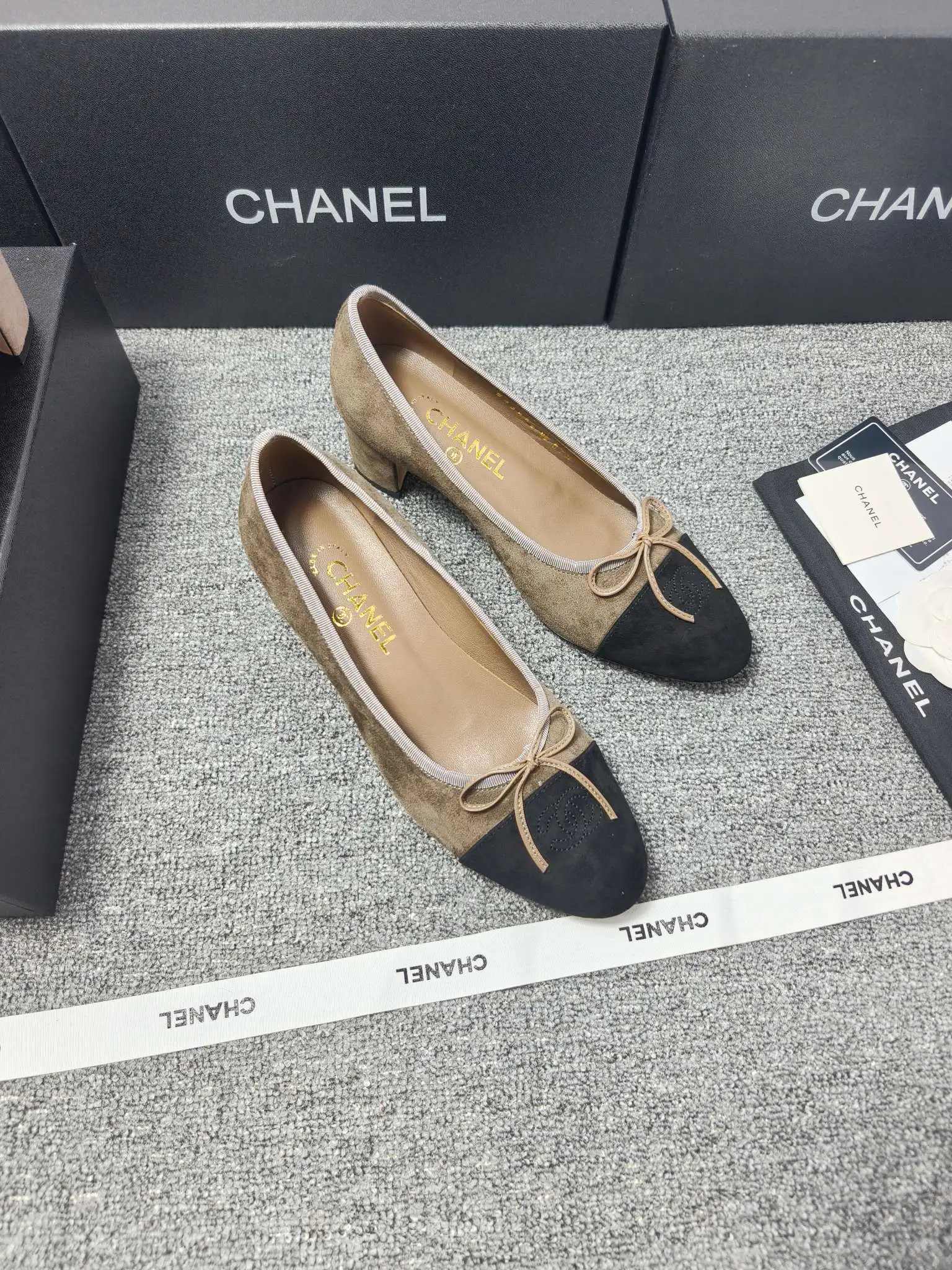 chan*l🔺经典slingback小香芭蕾舞鞋 就像coco香奈儿女士说的：流行稍纵即逝，但风格永存！这款鞋就是香家经典中的经典！双色搭配，简约精致，专柜里的万能长青款，永远不过时单品！ 面料：进口羊京 内里：进口羊皮内里 大底：意大利进口真皮底！ Size：35-40（34 40 41 42 定做） 出厂价：280