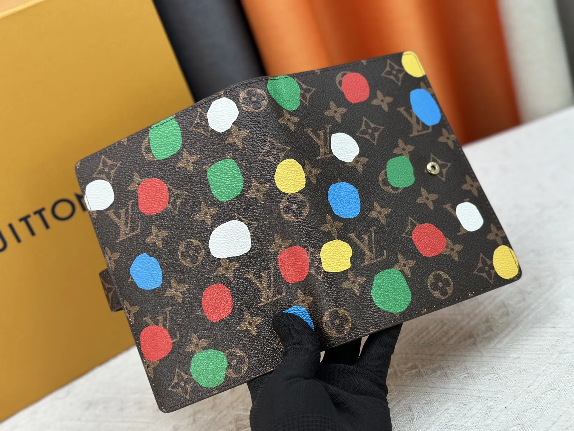 P80钱包 顶级原版💎【实物拍摄 自家背景】型号M20004-5❤️这款小型记事本封套以 Monogram帆布制造，可放三张信用卡，亦可作通讯册、笔记册或日历。 14 x 18 cm (长 x 高) - Epi皮革上压有精致的LV首字母，配以交织纹理皮革衬里- 按钮开合-2004 六环活页夹，三环为一组，内有六个信用卡夹层和两个内部隔层- 记事本内芯可单独购买