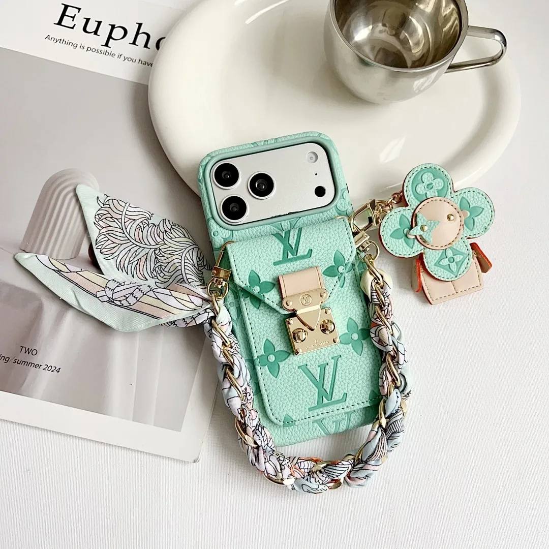 L款压花邮差卡包(带挂件)