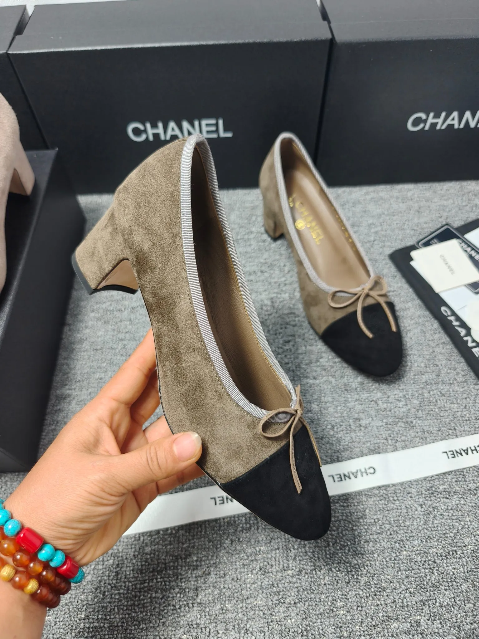 chan*l🔺经典slingback小香芭蕾舞鞋 就像coco香奈儿女士说的:流行稍纵即逝,但风格永存!这款鞋就是香家经典中的经典!双色搭配,简约精致,专柜里的万能长青款,永远不过时单品! 面料:进口羊京 内里:进口羊皮内里 大底:意大利进口真皮底! Size:35-40(34 40 41 42 定做) 出厂价:280