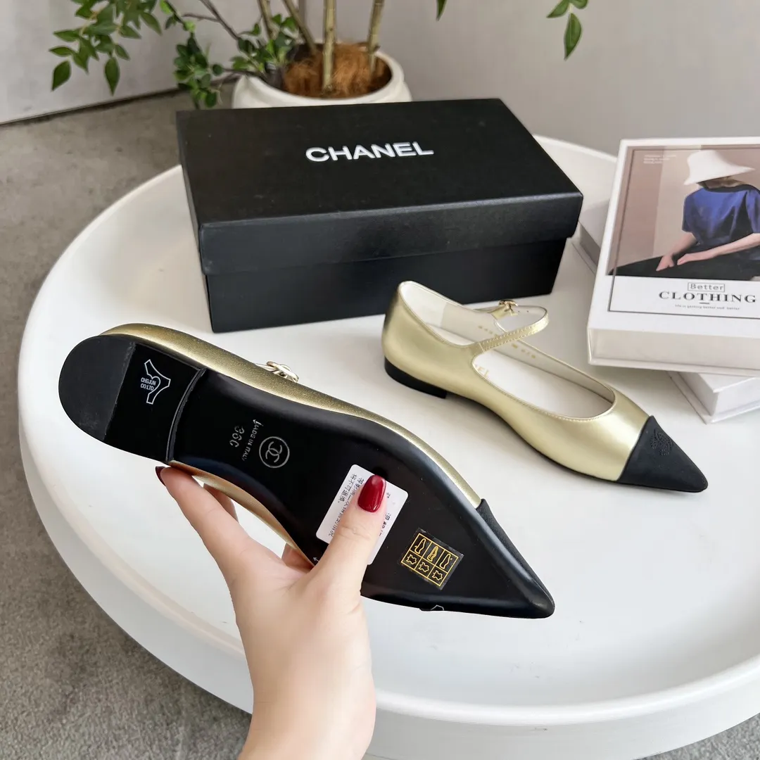 顶级原版本小香家单鞋CHANE*｜，大爆款！🌞🌞🌞小香2025官网香奈儿单鞋跳舞鞋系列新品乐福鞋满满的复古风 秀气的鞋型 看着就很讨喜，小尖头 衬托脚也变得瘦瘦的，上脚给人就是一年代的复古情怀鞋、欧美走秀新款，爆款产品💰300💰 1原版定制面羊皮 2原版内里羊皮 3大底:原版真皮大底 4码数35-41（40 41定做不退换）
