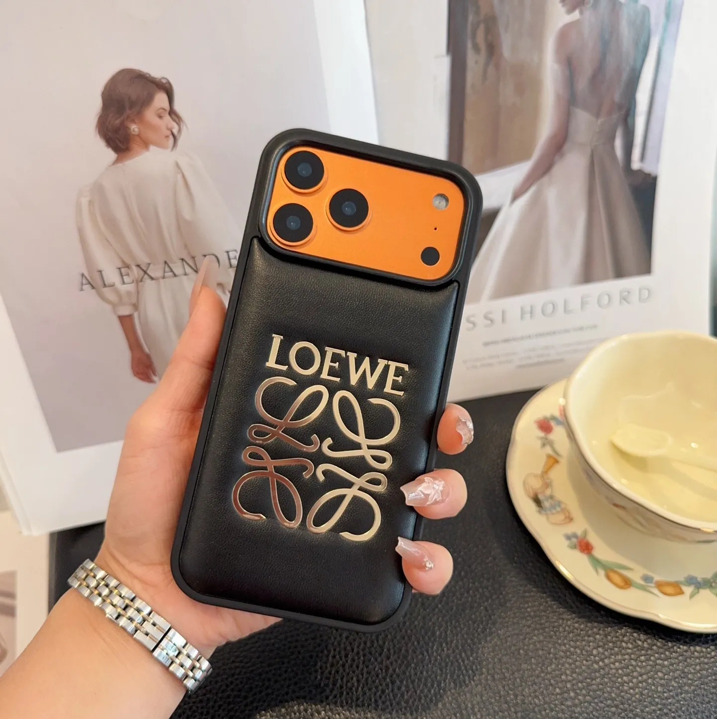 💰50 上新🎉🎉🎉🎉Loewe.罗意威手机壳 烫金全包壳 型号：为了不出现报错型号，请打开本机查看手机设置显示的型号⚠️⚠️⚠️ iPhone17系列更新 iphone17promax iPhone17pro iPhone17 iPhone16pro Max（6.9） iPhone16pro。 （6.3） iPhone16 （6.3） iPhone15pro max （6.7） iPhone15pro（6.1） iPhone15（6.1） 需定制型号（14/14pro/14pm/13pro，13/13promax）