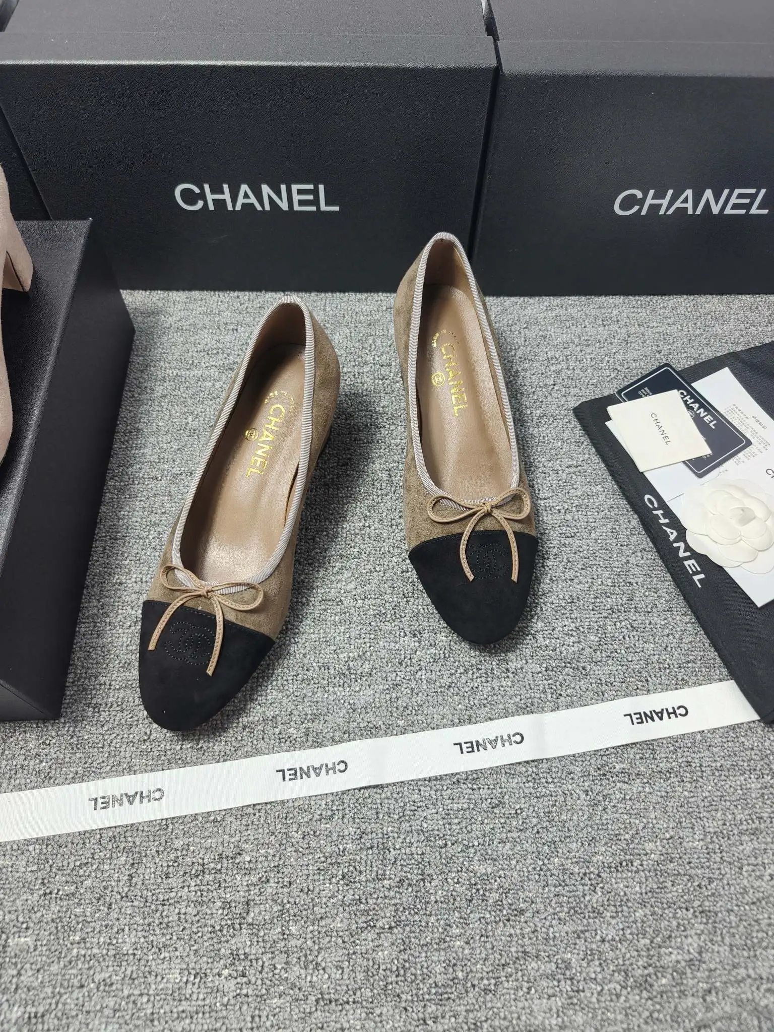 chan*l🔺经典slingback小香芭蕾舞鞋 就像coco香奈儿女士说的：流行稍纵即逝，但风格永存！这款鞋就是香家经典中的经典！双色搭配，简约精致，专柜里的万能长青款，永远不过时单品！ 面料：进口羊京 内里：进口羊皮内里 大底：意大利进口真皮底！ Size：35-40（34 40 41 42 定做） 出厂价：280
