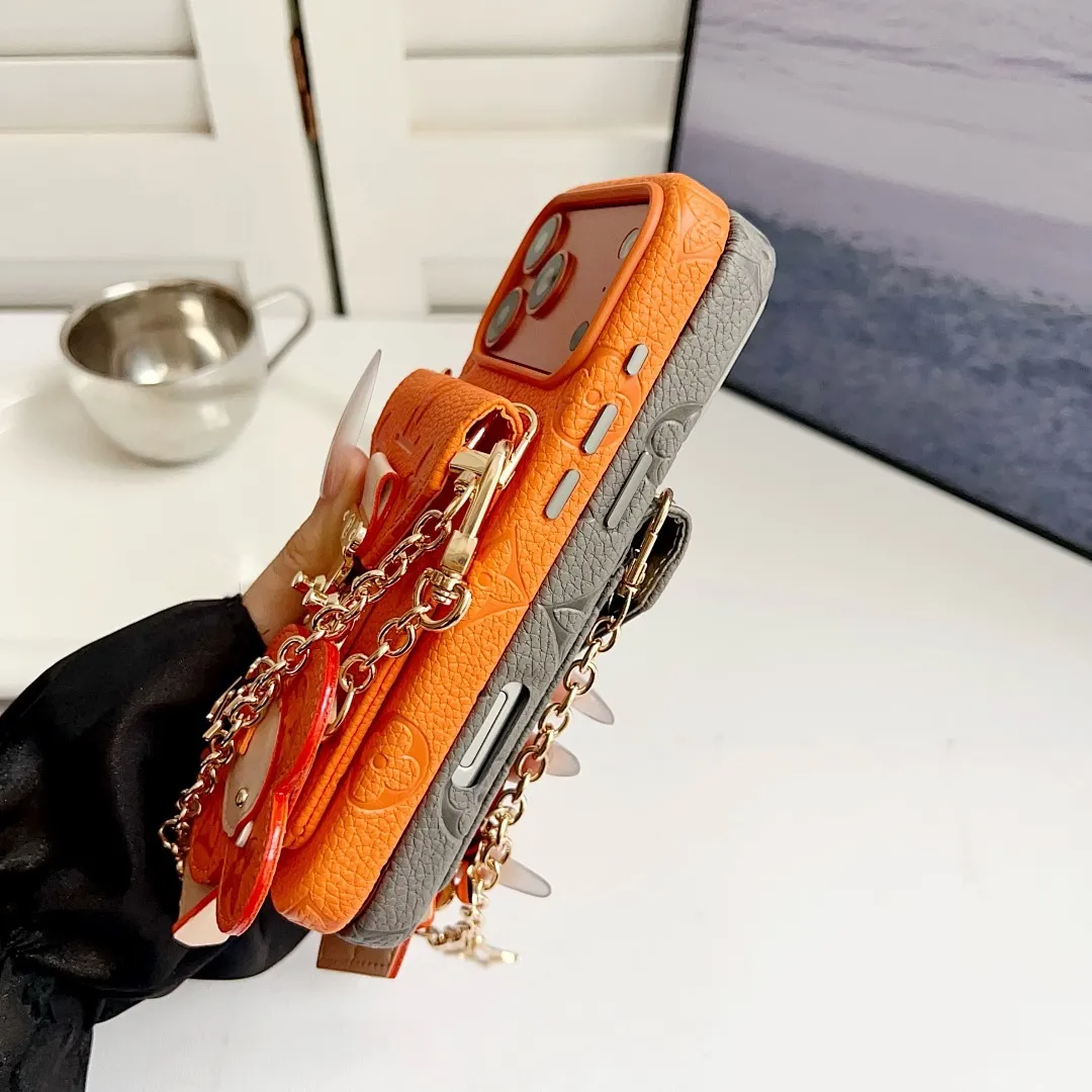 L款压花邮差卡包(带挂件)