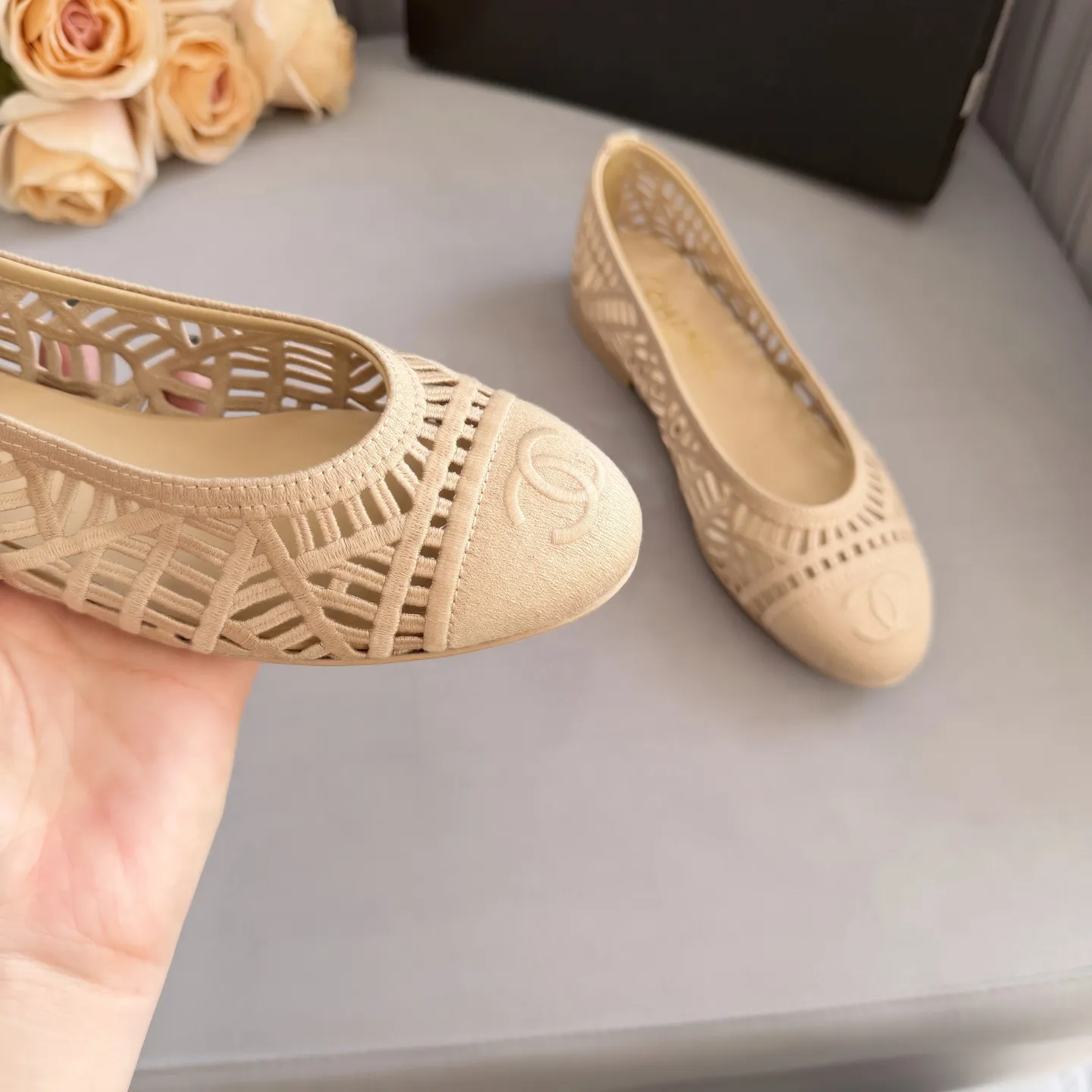 高版本小香家单鞋CHANE*｜，大爆款！🌞🌞🌞小香2025官网香奈儿秋冬秋鞋四季单鞋，系列新品乐福鞋满满的复古风 秀气的鞋型 看着就很讨喜，小圆头衬托脚也变得瘦瘦的，上脚给人就是一种年代的复古情怀鞋、欧美走秀新款，爆款产品💰280💰穿起来美腿.系列单鞋👍👍 1原版定制编制面 2原版羊皮内里鞋垫 3大底:原板真皮大底. 4码数35-41（40 41定做不退换）