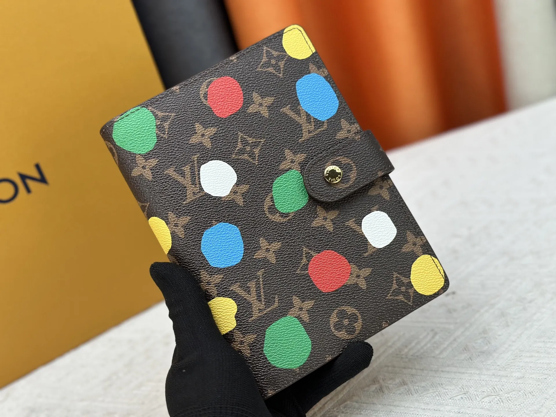 P80钱包 顶级原版💎【实物拍摄 自家背景】型号M20004-5❤️这款小型记事本封套以 Monogram帆布制造，可放三张信用卡，亦可作通讯册、笔记册或日历。 14 x 18 cm (长 x 高) - Epi皮革上压有精致的LV首字母，配以交织纹理皮革衬里- 按钮开合-2004 六环活页夹，三环为一组，内有六个信用卡夹层和两个内部隔层- 记事本内芯可单独购买