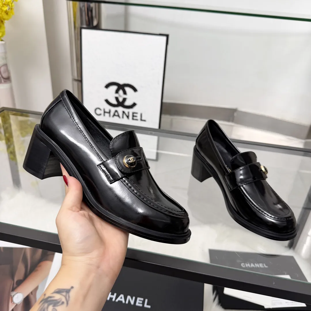 高版本小香家单鞋CHANE*｜，大爆款！🌞🌞🌞小香2025官网香奈儿秋冬秋鞋单鞋，系列新品乐福鞋满满的复古风 秀气的鞋型 看着就很讨喜，小圆头.衬托脚也变得瘦瘦的，上脚给人就是一种年代的复古情怀鞋、欧美走秀新款，爆款产品💰320 💰穿起来美腿.系列单鞋 1原版定制牛皮/羊京皮/原版开模五金扣 2内里鞋垫原版羊皮里 3大底:原版意真皮大底.跟高6厘米 4码数35-41（40 41定做不退换）