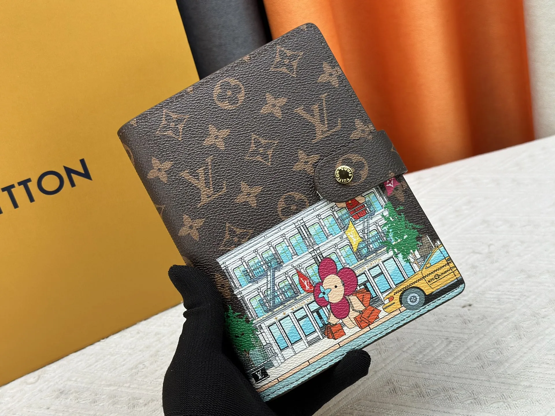 P80 钱包 顶级原版💎【实物拍摄 自家背景】型号M20004-11❤️这款小型记事本封套以 Monogram帆布制造，可放三张信用卡，亦可作通讯册、笔记册或日历。 14 x 18 cm (长 x 高) - Epi皮革上压有精致的LV首字母，配以交织纹理皮革衬里- 按钮开合-2004 六环活页夹，三环为一组，内有六个信用卡夹层和两个内部隔层- 记事本内芯可单独购买