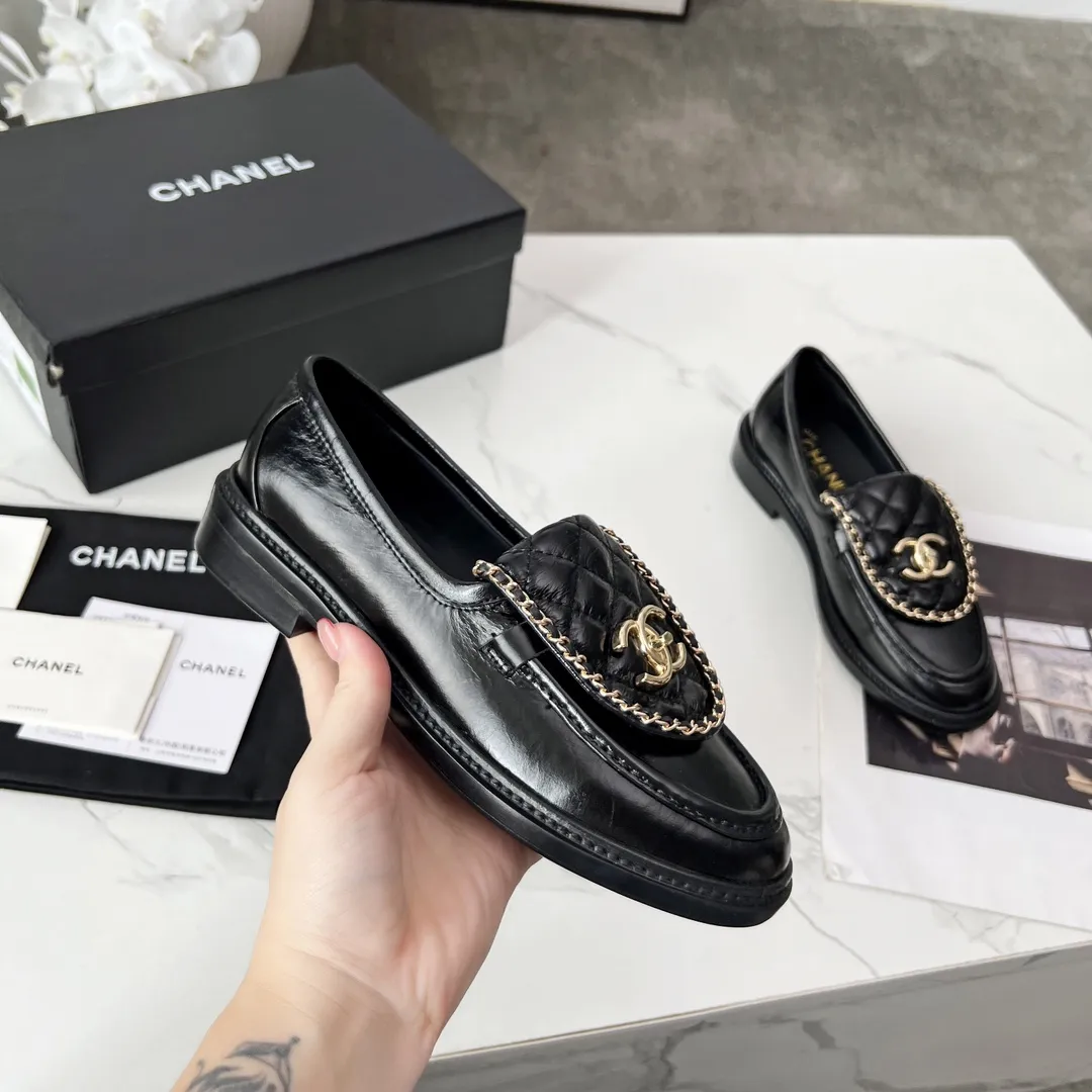 官网同步高版本正版一比一Ａ级货更新CHANEL FW2025香奈儿新款顶级秋鞋单鞋系列 香家必备爆款，女神系列，拥有香家特色优雅名媛气质，超级耐看，让人无法抗拒，心动ing&hellip;&hellip; ▪️鞋面进口牛皮高级有质感➕原版开模五金大扣➕电绣链条 ▪️内里垫脚进口牛皮里柔软舒适性高 ▪️原模开版，意大利真皮大底🇮🇹 ▪️标准码 35-39，40 41 定做不退换 ▪💰300💰