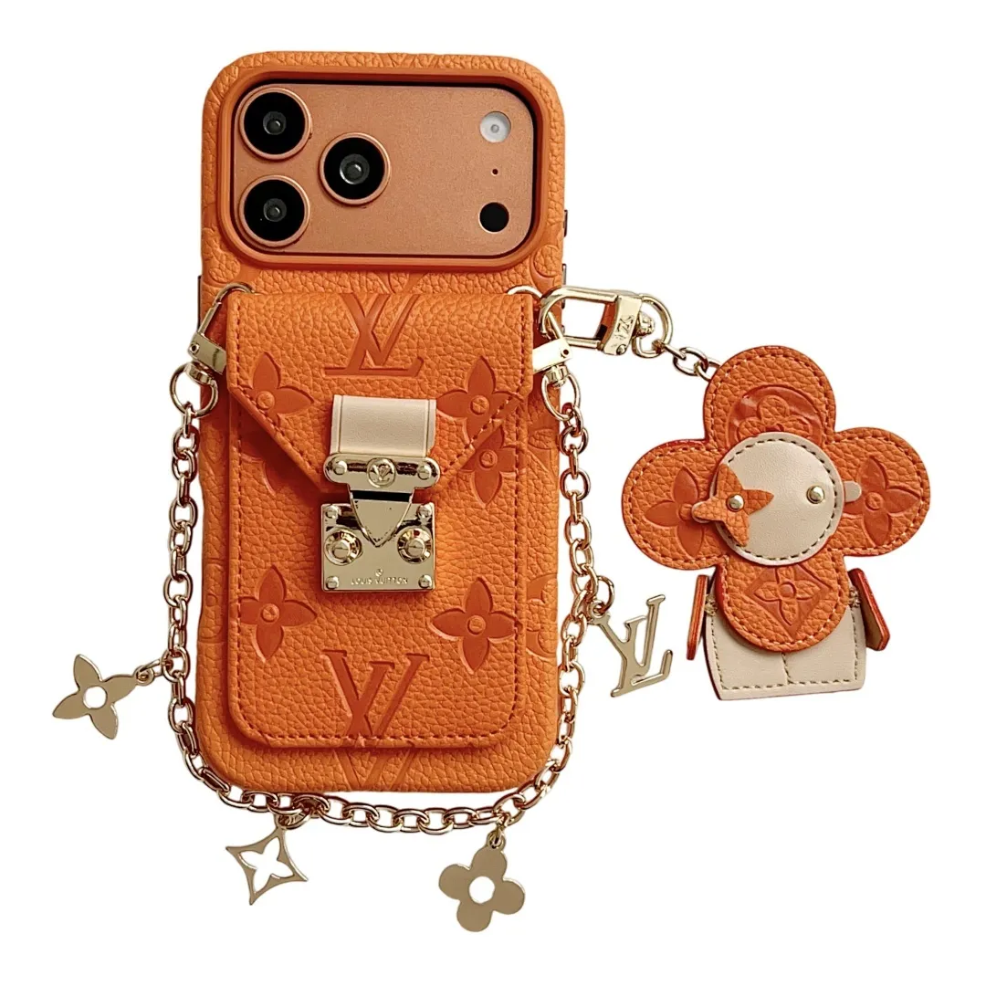 L款压花邮差卡包（带挂件）