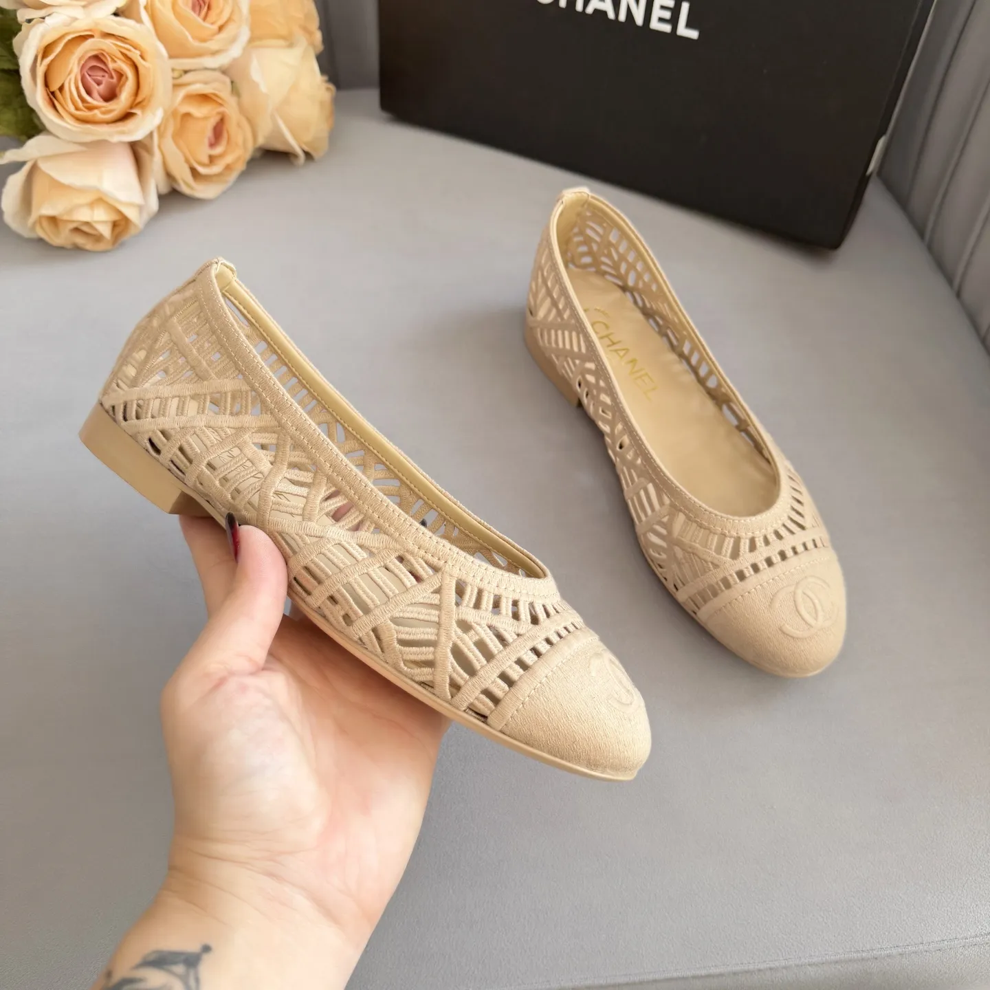 高版本小香家单鞋CHANE*|,大爆款!🌞🌞🌞小香2025官网香奈儿秋冬秋鞋四季单鞋,系列新品乐福鞋满满的复古风 秀气的鞋型 看着就很讨喜,小圆头衬托脚也变得瘦瘦的,上脚给人就是一种年代的复古情怀鞋、欧美走秀新款,爆款产品💰280💰穿起来美腿.系列单鞋👍👍 1原版定制编制面 2原版羊皮内里鞋垫 3大底:原板真皮大底. 4码数35-41(40 41定做不退换)