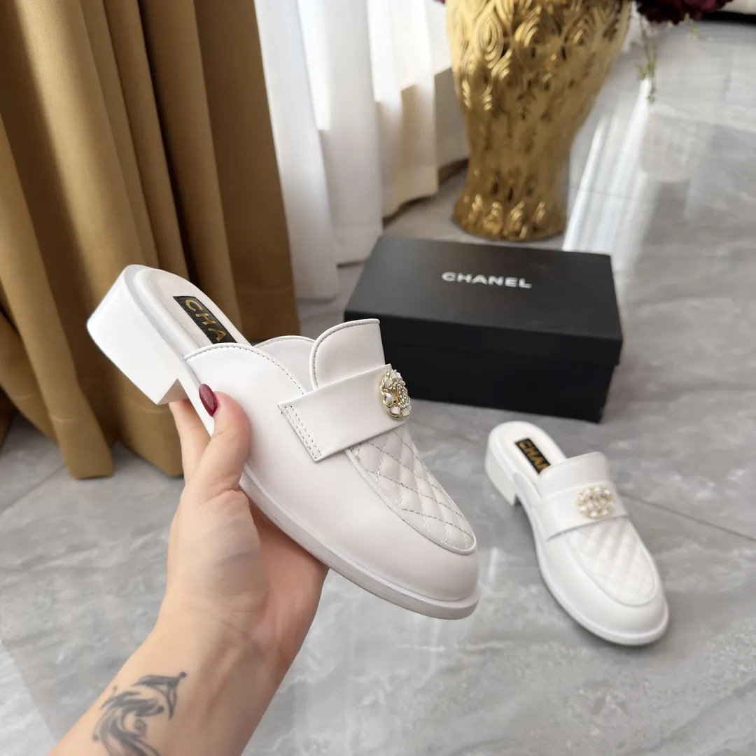 高版本小香家单鞋CHANE*｜，大爆款！🌞🌞🌞小香2025官网香奈儿单鞋跳舞鞋系列新品乐福鞋满满的复古风 秀气的鞋型 看着就很讨喜，小圆头 衬托脚也变得瘦瘦的，上脚给人就是一年代的复古情怀鞋、欧美走秀新款，爆款产品💰290💰 1原版定制面牛皮/羊皮 2原版内里羊皮 3大底:原版真皮大底 4码数35-41（40 41定做不退换）