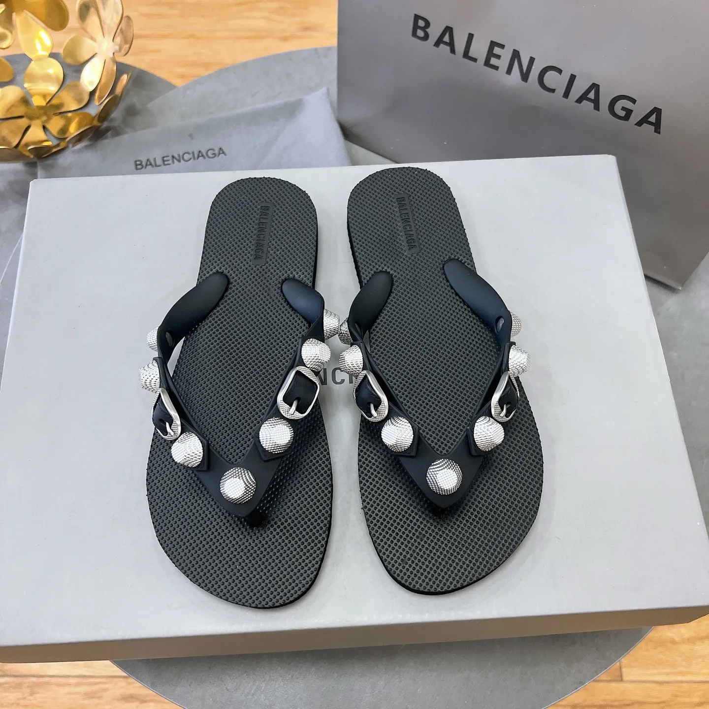 工厂价💰150元 Balenciaga 巴黎世家网红圆头铆钉松糕包头镂空透气扣带厚底沙滩凉拖, 情侣款《独家顶级版本》 ~巴黎世家 25vs春夏松糕厚底爆款凉拖系列… 在这个IN时代必备的拖鞋 明星同款松糕凉拖,原版铆钉2023春季新款黑马单品,海内外时尚博主纷纷上脚大秀,火遍海内外社交平台,时尚达人必入款,重金开模打造 匠心工艺,精准还原每个细节……35到41 ☀颜色:官网同步更新,