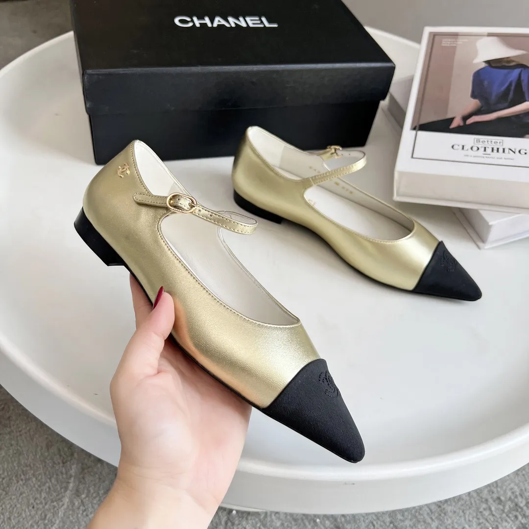 顶级原版本小香家单鞋CHANE*｜，大爆款！🌞🌞🌞小香2025官网香奈儿单鞋跳舞鞋系列新品乐福鞋满满的复古风 秀气的鞋型 看着就很讨喜，小尖头 衬托脚也变得瘦瘦的，上脚给人就是一年代的复古情怀鞋、欧美走秀新款，爆款产品💰300💰 1原版定制面羊皮 2原版内里羊皮 3大底:原版真皮大底 4码数35-41（40 41定做不退换）