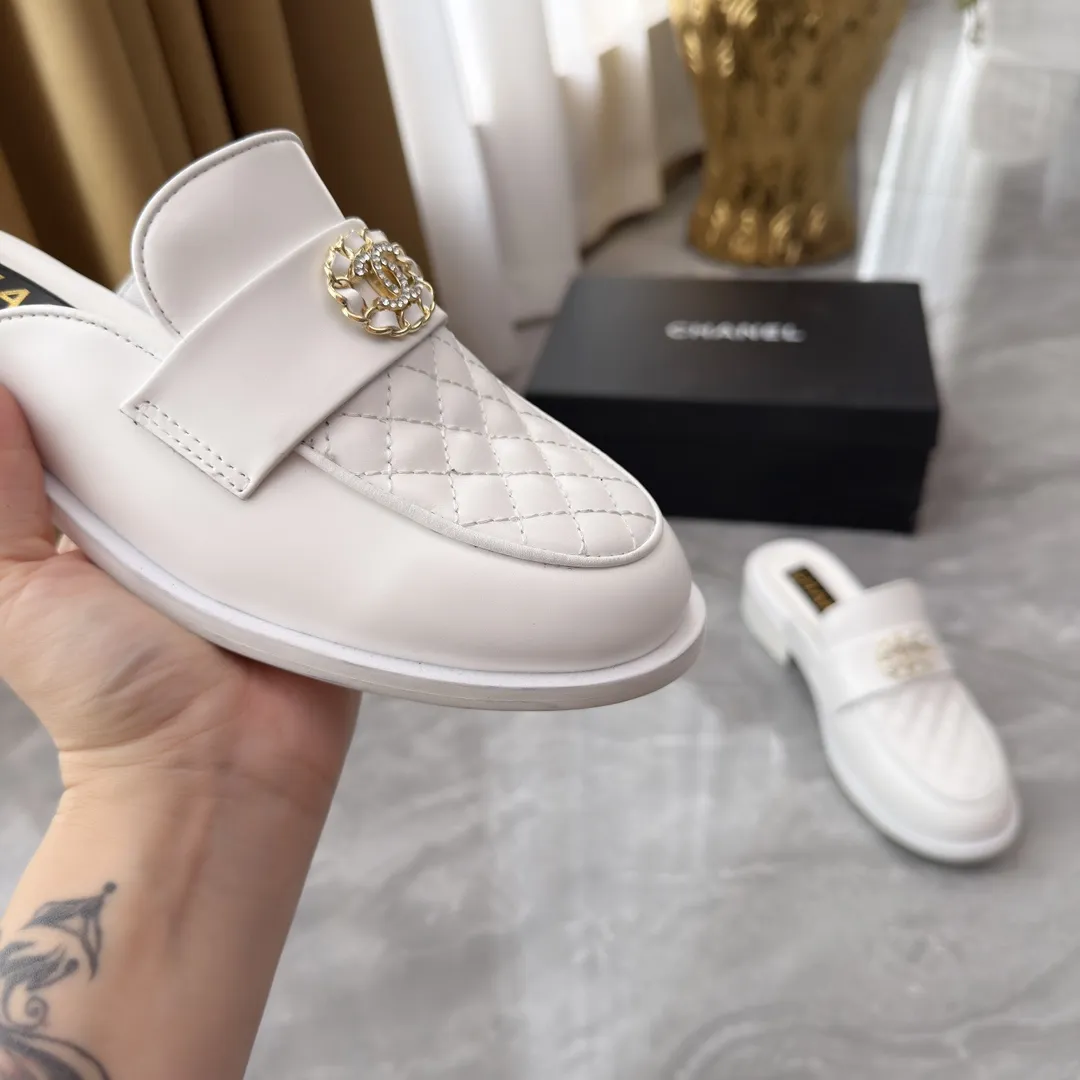 高版本小香家单鞋CHANE*｜，大爆款！🌞🌞🌞小香2025官网香奈儿单鞋跳舞鞋系列新品乐福鞋满满的复古风 秀气的鞋型 看着就很讨喜，小圆头 衬托脚也变得瘦瘦的，上脚给人就是一年代的复古情怀鞋、欧美走秀新款，爆款产品💰290💰 1原版定制面牛皮/羊皮 2原版内里羊皮 3大底:原版真皮大底 4码数35-41（40 41定做不退换）