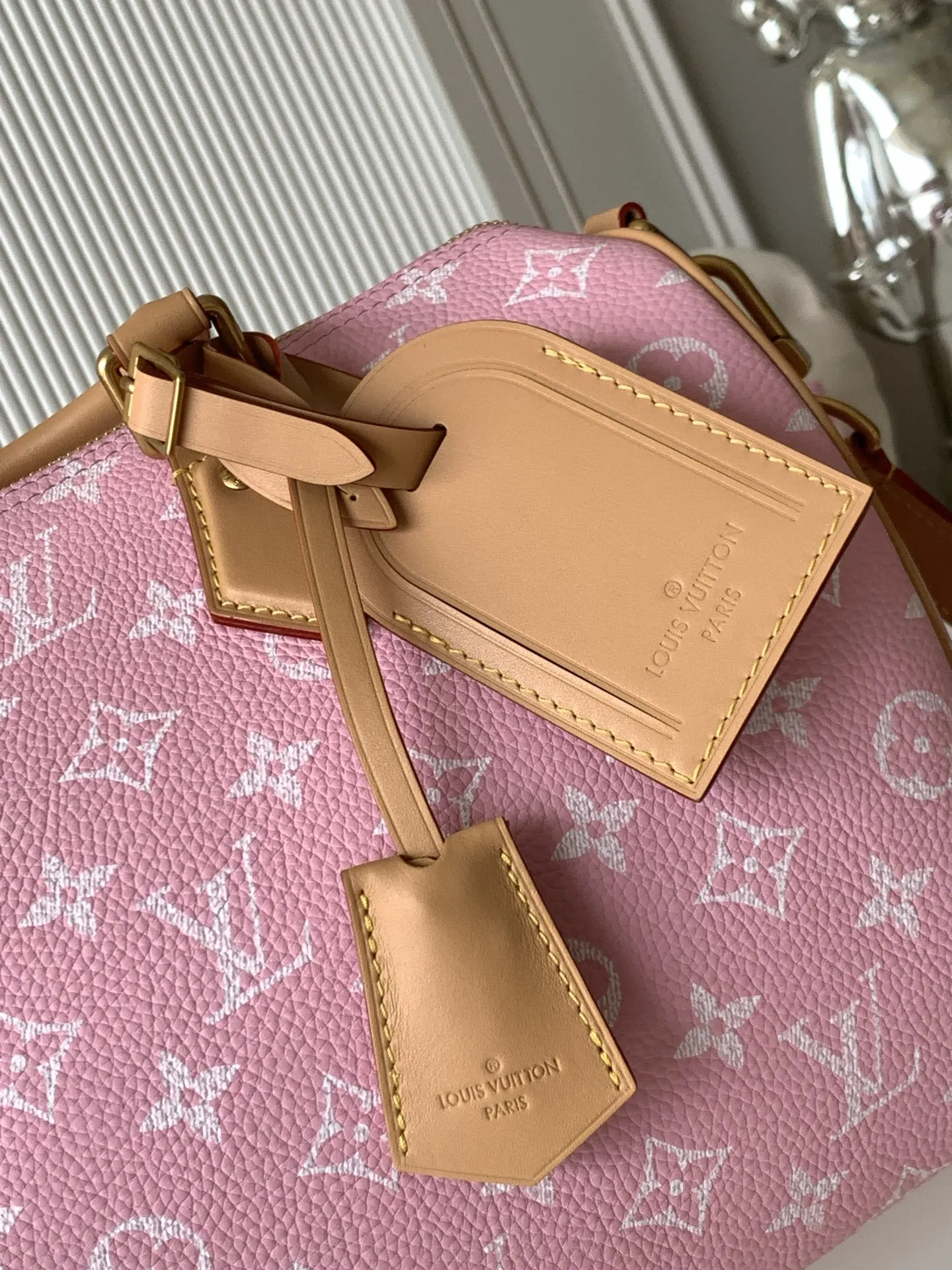 P💰1140【全钢五金 MB163c01变码芯片】特级配全套包装 款号M13914粉色 本款Speedy Bandouli&egrave;re30手袋于细腻牛皮革表面描绘 Monogram 图案，搭配条纹牛皮革内衬，设有可拆卸收纳袋和多重口袋。手柄固定件压印龙虾图案，侧面锁扣镂刻LV字母，华美气息不言而喻。32 x 22.5x18厘米(长度x高x宽)牛皮革 牛皮革饰边布内衬做旧金属件 主隔层配有锁扣内贴袋拉链内袋 可拆卸收纳包名牌钥匙包 肩带:可拆卸，可调节包带半长:46.0厘米 包带半长可调至:60.0厘米手柄:双手柄