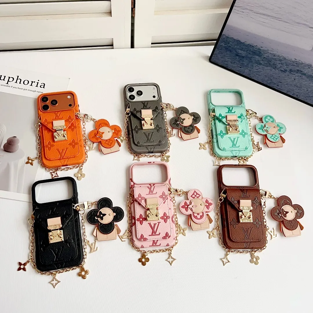 L款压花邮差卡包(带挂件)