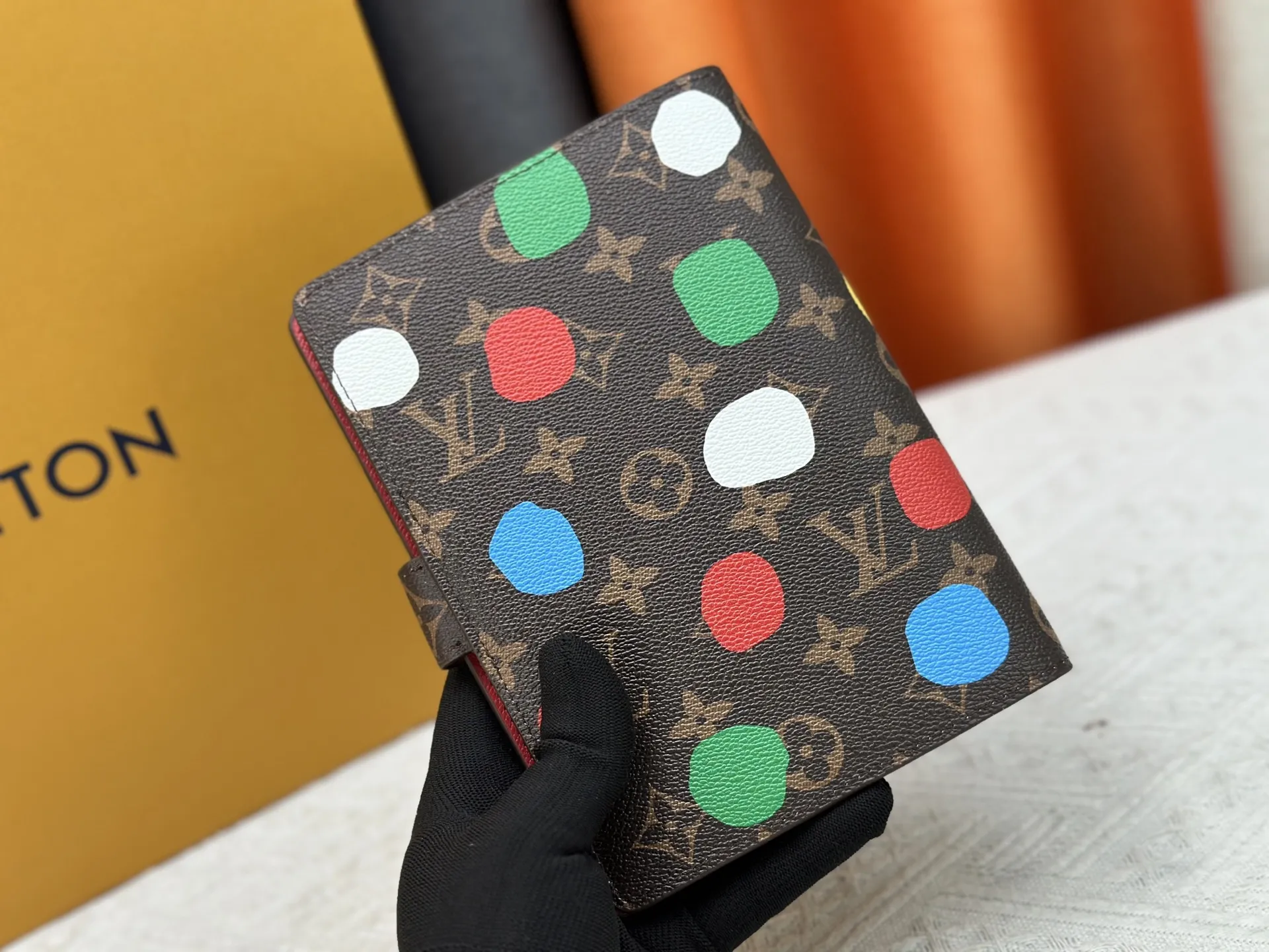 P80钱包 顶级原版💎【实物拍摄 自家背景】型号M20004-5❤️这款小型记事本封套以 Monogram帆布制造,可放三张信用卡,亦可作通讯册、笔记册或日历。 14 x 18 cm (长 x 高) - Epi皮革上压有精致的LV首字母,配以交织纹理皮革衬里- 按钮开合-2004 六环活页夹,三环为一组,内有六个信用卡夹层和两个内部隔层- 记事本内芯可单独购买