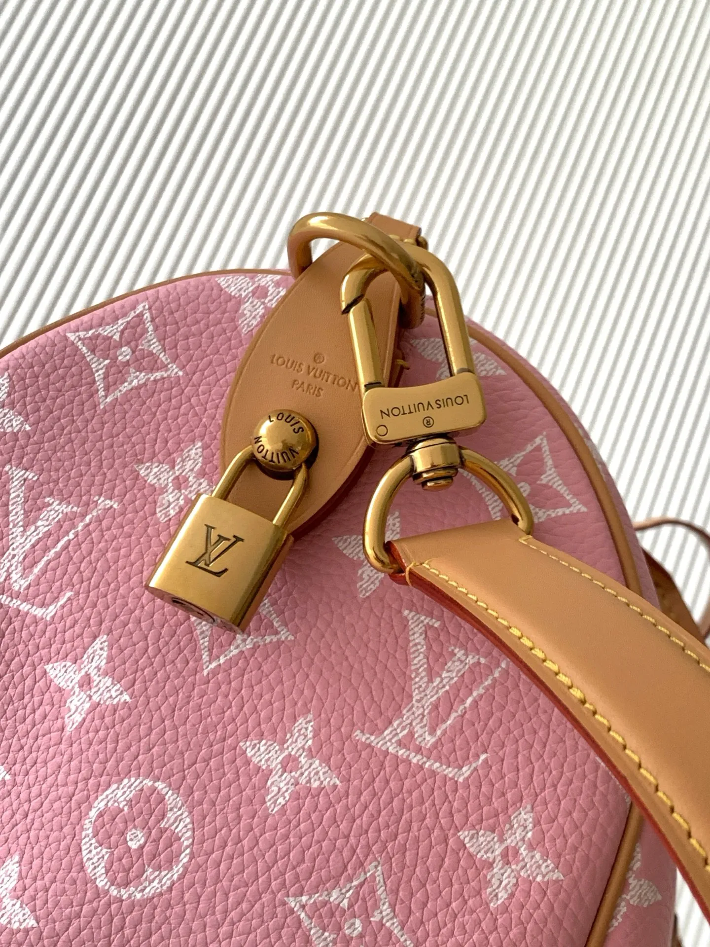 P💰1140【全钢五金 MB163c01变码芯片】特级配全套包装 款号M13914粉色 本款Speedy Bandouli&egrave;re30手袋于细腻牛皮革表面描绘 Monogram 图案，搭配条纹牛皮革内衬，设有可拆卸收纳袋和多重口袋。手柄固定件压印龙虾图案，侧面锁扣镂刻LV字母，华美气息不言而喻。32 x 22.5x18厘米(长度x高x宽)牛皮革 牛皮革饰边布内衬做旧金属件 主隔层配有锁扣内贴袋拉链内袋 可拆卸收纳包名牌钥匙包 肩带:可拆卸，可调节包带半长:46.0厘米 包带半长可调至:60.0厘米手柄:双手柄