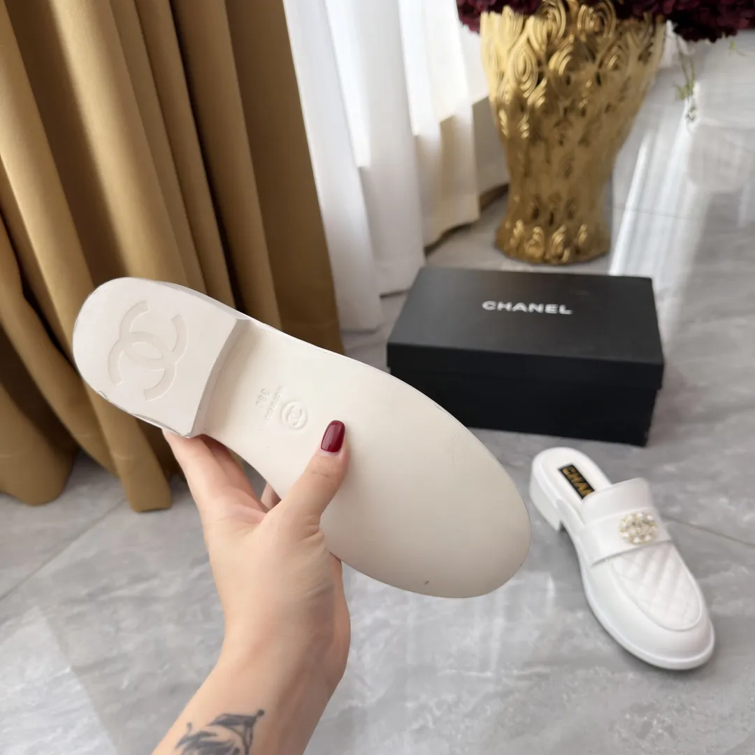 高版本小香家单鞋CHANE*｜，大爆款！🌞🌞🌞小香2025官网香奈儿单鞋跳舞鞋系列新品乐福鞋满满的复古风 秀气的鞋型 看着就很讨喜，小圆头 衬托脚也变得瘦瘦的，上脚给人就是一年代的复古情怀鞋、欧美走秀新款，爆款产品💰290💰 1原版定制面牛皮/羊皮 2原版内里羊皮 3大底:原版真皮大底 4码数35-41（40 41定做不退换）