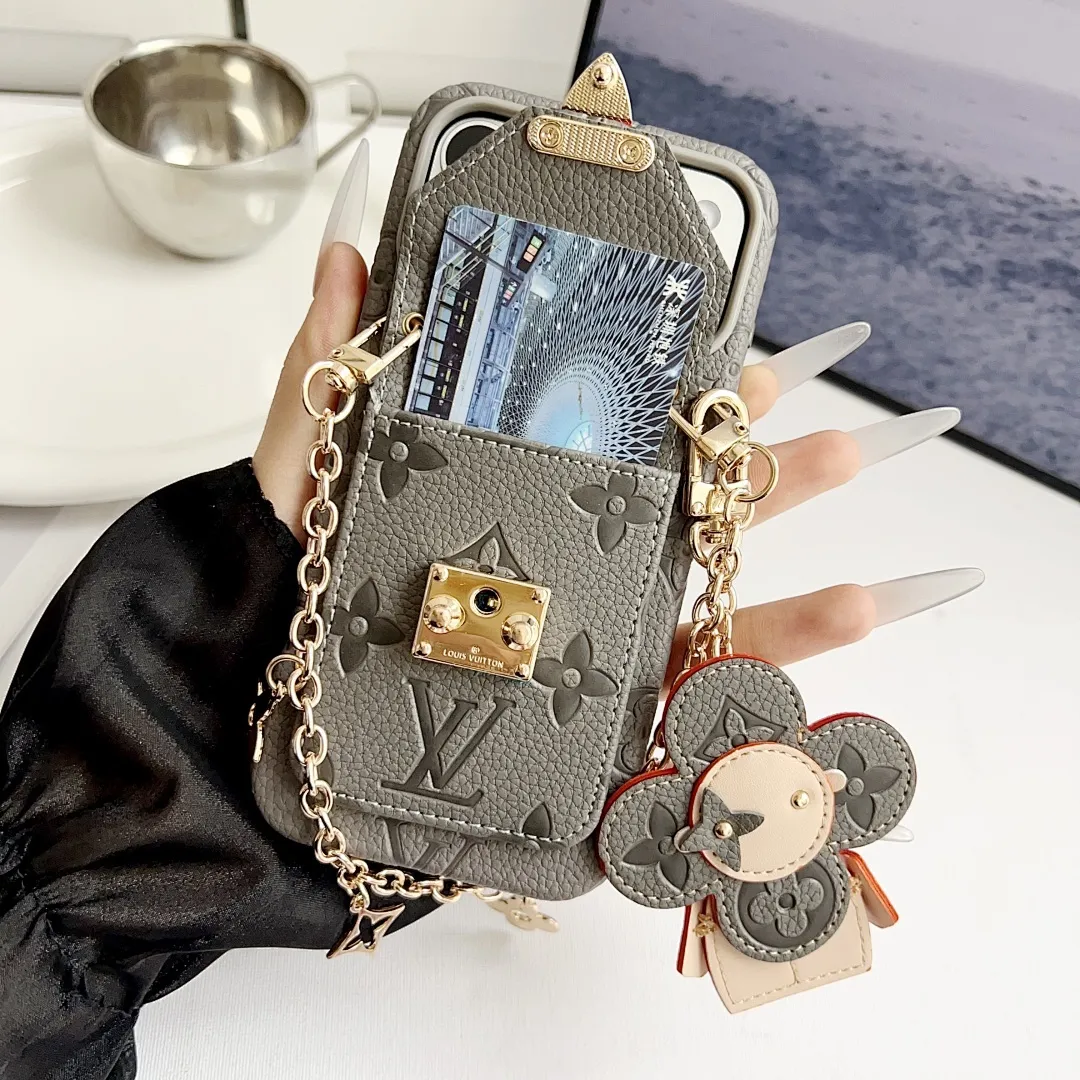 L款压花邮差卡包（带挂件）