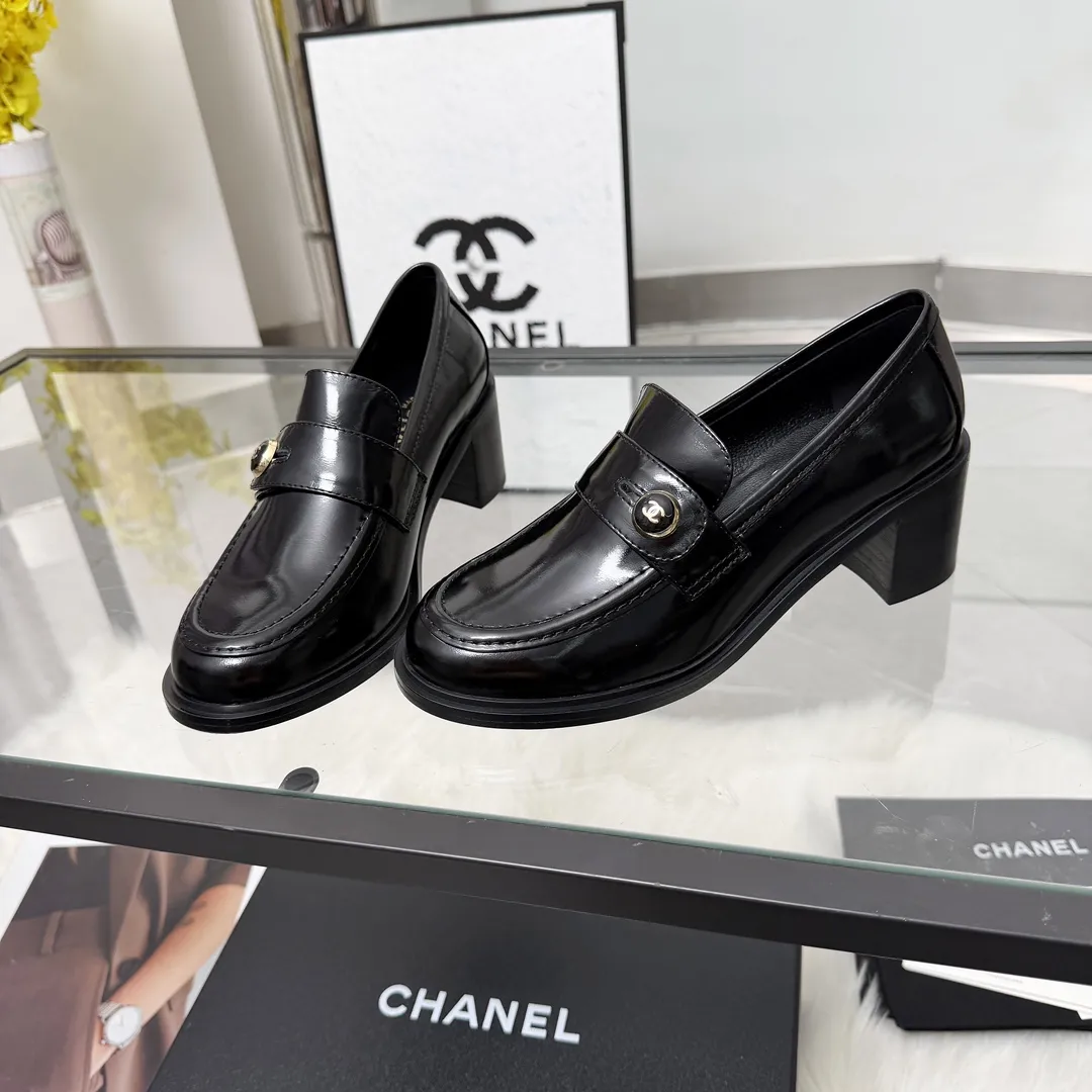 高版本小香家单鞋CHANE*|,大爆款!🌞🌞🌞小香2025官网香奈儿秋冬秋鞋单鞋,系列新品乐福鞋满满的复古风 秀气的鞋型 看着就很讨喜,小圆头.衬托脚也变得瘦瘦的,上脚给人就是一种年代的复古情怀鞋、欧美走秀新款,爆款产品💰320 💰穿起来美腿.系列单鞋 1原版定制牛皮/羊京皮/原版开模五金扣 2内里鞋垫原版羊皮里 3大底:原版意真皮大底.跟高6厘米 4码数35-41(40 41定做不退换)