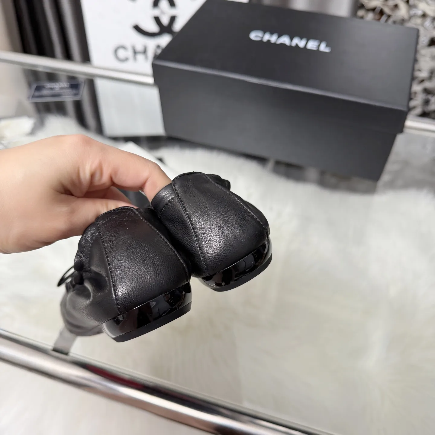 高版本小香家单鞋CHANE*|,大爆款!🌞🌞🌞香奈儿2026官网早春新款香奈儿四季单鞋,系列新品乐福鞋满满的复古风 秀气的鞋型 看着就很讨喜,小圆头衬托脚也变得瘦瘦的,上脚给人就是一种年代的复古情怀鞋、欧美走秀新款,爆款产品💰270💰穿起来美腿.系列单鞋👍👍 1原版面定制羊皮 2原版羊皮内里鞋垫 3大底:原板开模大底. 4码数35-41(40 41定做不退换)