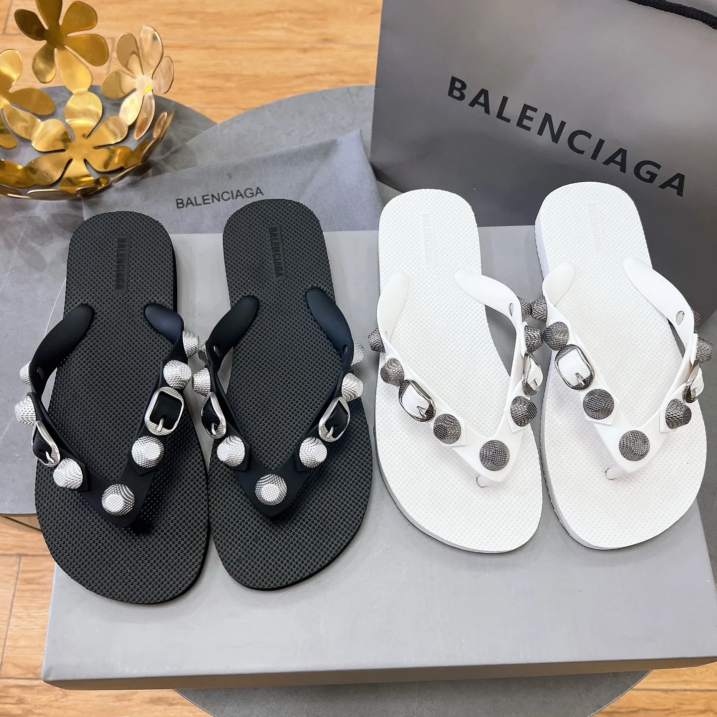 工厂价💰150元 Balenciaga 巴黎世家网红圆头铆钉松糕包头镂空透气扣带厚底沙滩凉拖, 情侣款《独家顶级版本》 ~巴黎世家 25vs春夏松糕厚底爆款凉拖系列… 在这个IN时代必备的拖鞋 明星同款松糕凉拖,原版铆钉2023春季新款黑马单品,海内外时尚博主纷纷上脚大秀,火遍海内外社交平台,时尚达人必入款,重金开模打造 匠心工艺,精准还原每个细节……35到41 ☀颜色:官网同步更新,