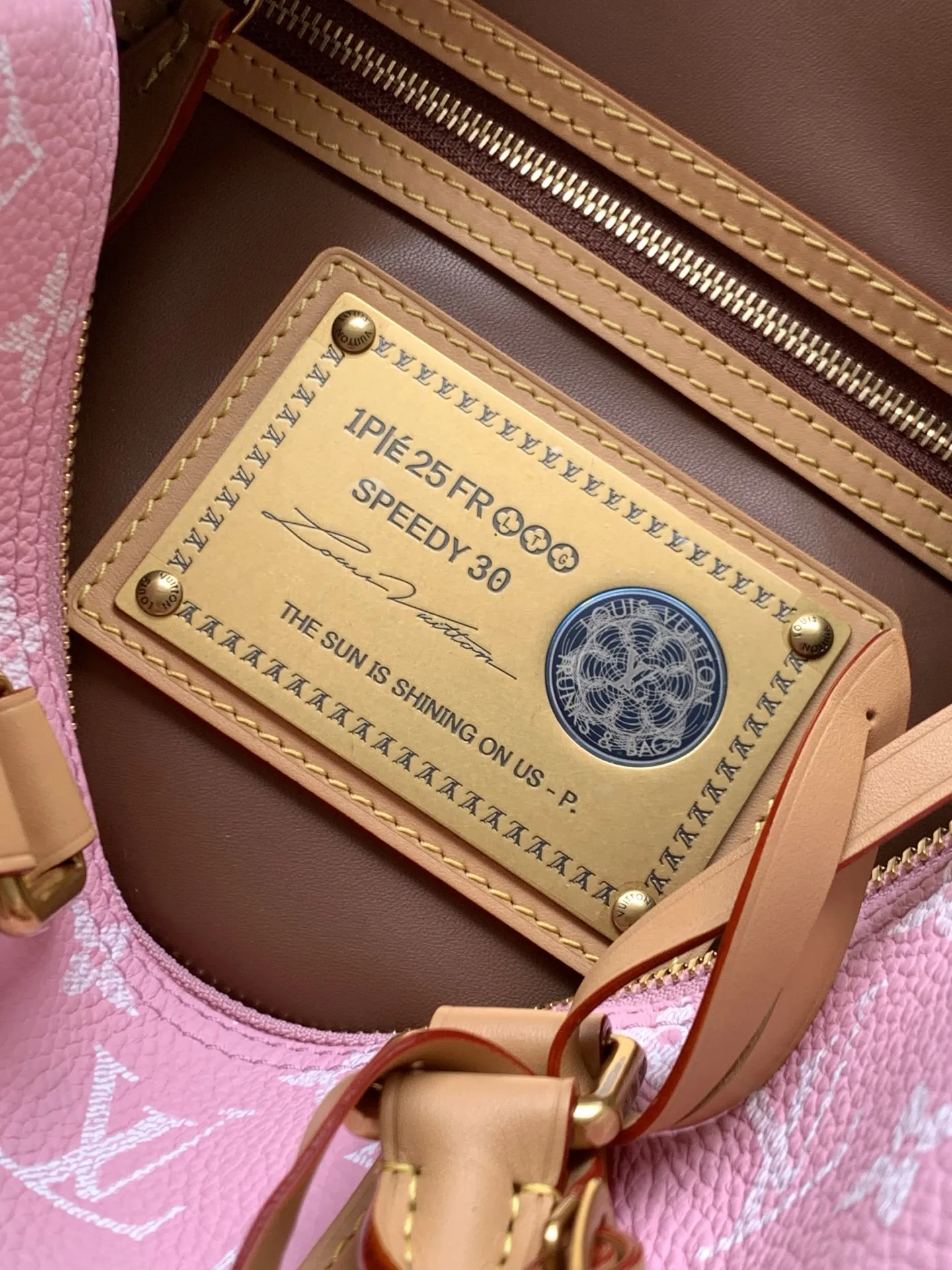 P💰1140【全钢五金 MB163c01变码芯片】特级配全套包装 款号M13914粉色 本款Speedy Bandoulière30手袋于细腻牛皮革表面描绘 Monogram 图案,搭配条纹牛皮革内衬,设有可拆卸收纳袋和多重口袋。手柄固定件压印龙虾图案,侧面锁扣镂刻LV字母,华美气息不言而喻。32 x 22.5x18厘米(长度x高x宽)牛皮革 牛皮革饰边布内衬做旧金属件 主隔层配有锁扣内贴袋拉链内袋 可拆卸收纳包名牌钥匙包 肩带:可拆卸,可调节包带半长:46.0厘米 包带半长可调至:60.0厘米手柄:双手柄