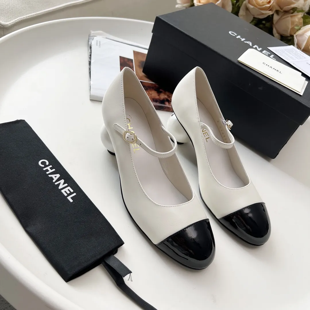高版本小香家单鞋CHANE*|,大爆款!🌞🌞🌞小香2025官网香奈儿秋冬秋鞋单鞋,系列新品乐福鞋满满的复古风 秀气的鞋型 看着就很讨喜,小圆头.衬托脚也变得瘦瘦的,上脚给人就是一种年代的复古情怀鞋、欧美走秀新款,爆款产品💰300 💰穿起来美腿.系列单鞋 1原版定制羊皮/羊京皮/原版开模五金扣 2内里鞋垫原版羊皮里 3大底:原版意真皮大底.跟高6厘米 4码数35-41(40 41定做不退换)