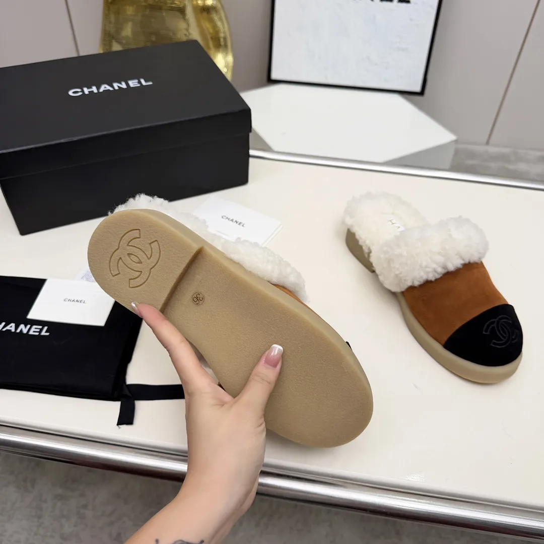 高版本香奈儿CHANEL,🌞🌞🌞小香2025款秋冬专柜最新款毛毛鞋.本季秋冬季节必备单品!!香奈儿女士钟爱简约又难以抗拒系 搭配展现与众不同的穿搭风格、自由混搭闪耀到位⚡跟紧香奶奶时尚步伐!!!顶级工艺质感完美呈现,无论任何细节均可对比专柜,最好级别的顶级货,随意进出专柜!!💰300💰 ❶面料:进口羊皮/牛反绒皮/羊毛 ❷内里:羊毛里 ❸垫脚:羊毛里 ❹大底:原版开模底 ❺跟高:3厘米 ❼码数:35-40(40 41为定制不退换)